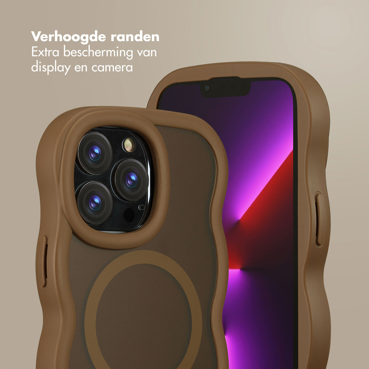 Twee bruine telefoonhoesjes met verhoogde randen, één met een kleurrijk scherm. Tekst: extra bescherming voor scherm en camera.