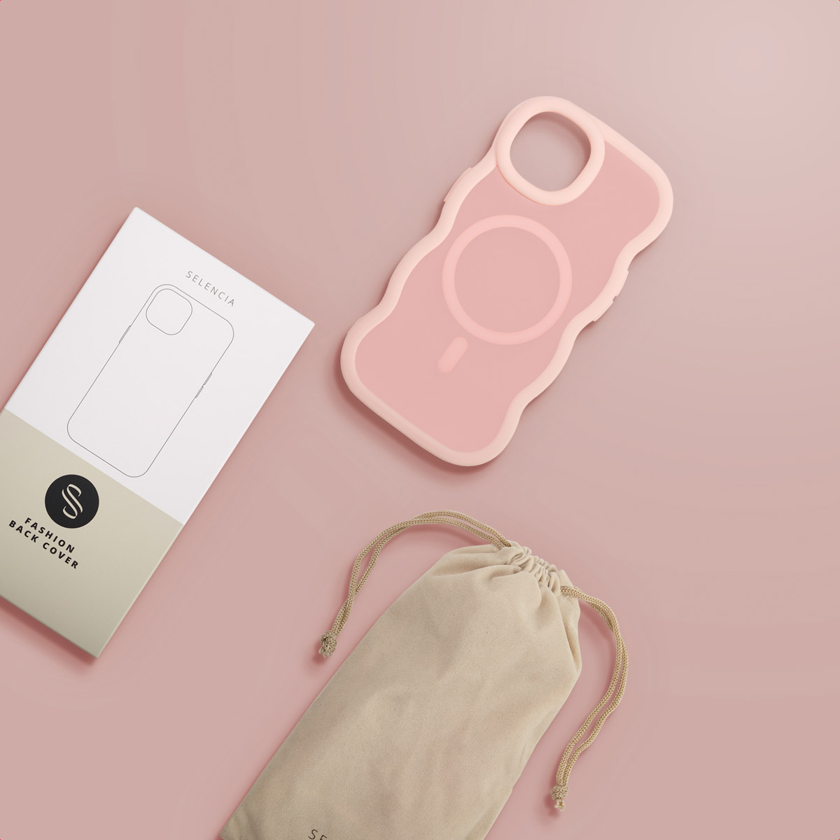 Een roze telefoonhoesje, een productdoos en een beige zakje liggen op een roze oppervlak. De hoes heeft een golvend ontwerp.