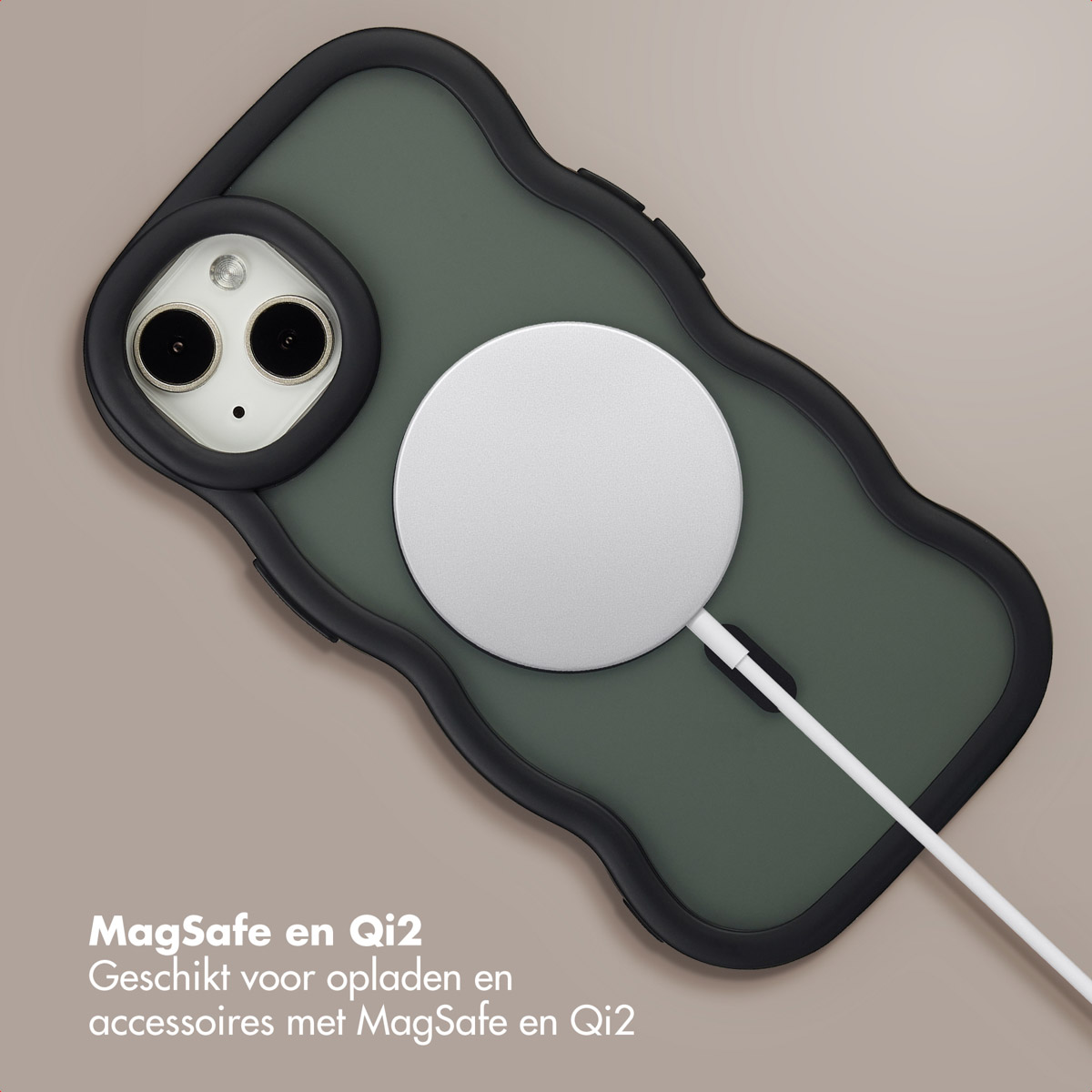 Een iPhone in een groene hoes met een MagSafe-oplader. De hoes heeft een zwarte rand. De kabel loopt naar rechtsonder.