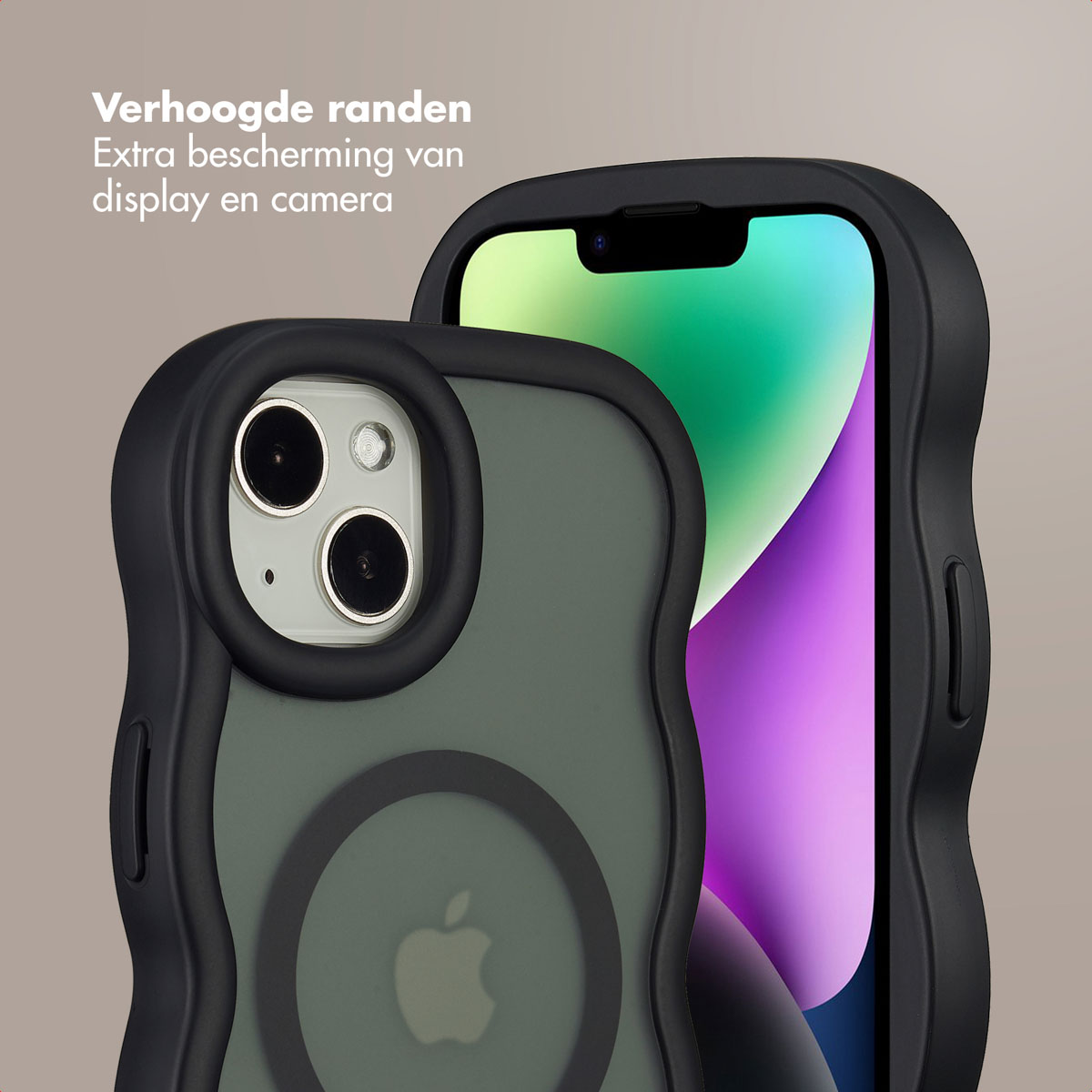 Close-up van twee iPhones in beschermhoezen. De hoezen zijn zwart met een golvend design en beschermen de camera en het scherm.