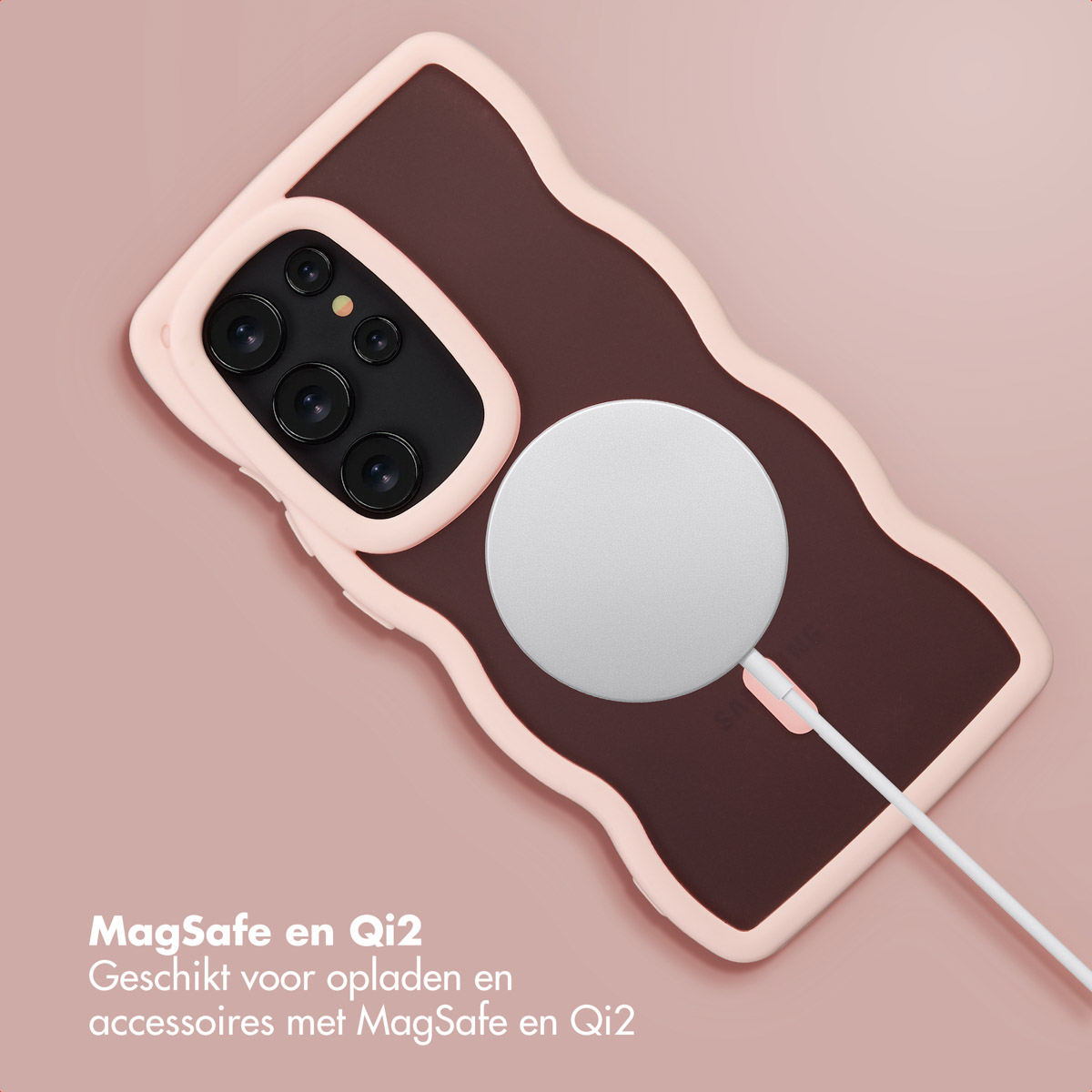 Een telefoonhoesje met een MagSafe-oplader bevestigd. De hoes is bruin en roze, en de oplader is wit. Er staat ook tekst in het Nederlands.