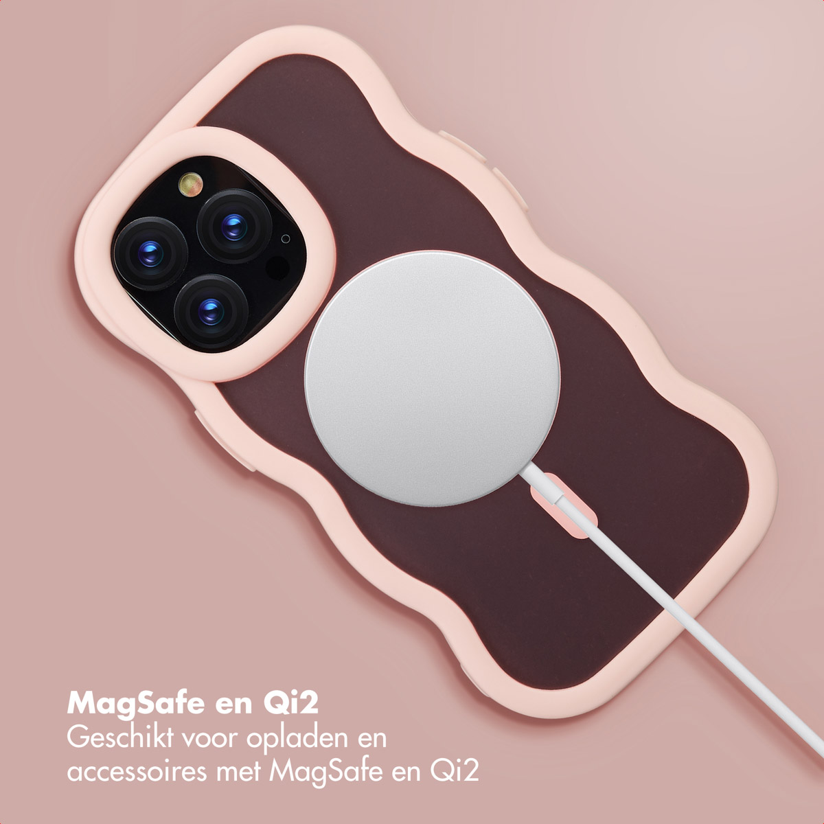 Coque de téléphone rose avec intérieur marron, un chargeur argenté attaché. Texte en bas : 'MagSafe en Qi2'.