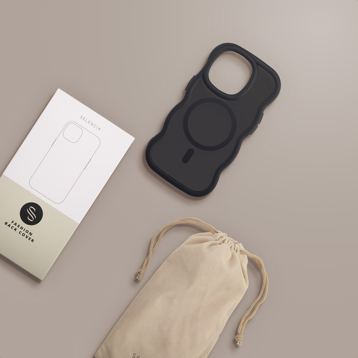 Een zwarte telefoonhoes, witte doos met telefooncontour en een beige zakje met trekkoord op een lichtbruin oppervlak.