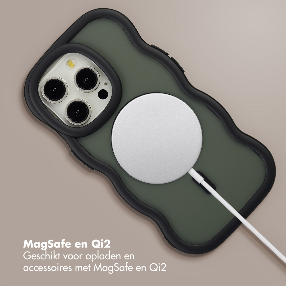 Een iPhone in een groene hoes met een witte MagSafe-oplader. De telefoon ligt op een beige oppervlak, met tekst onderaan.