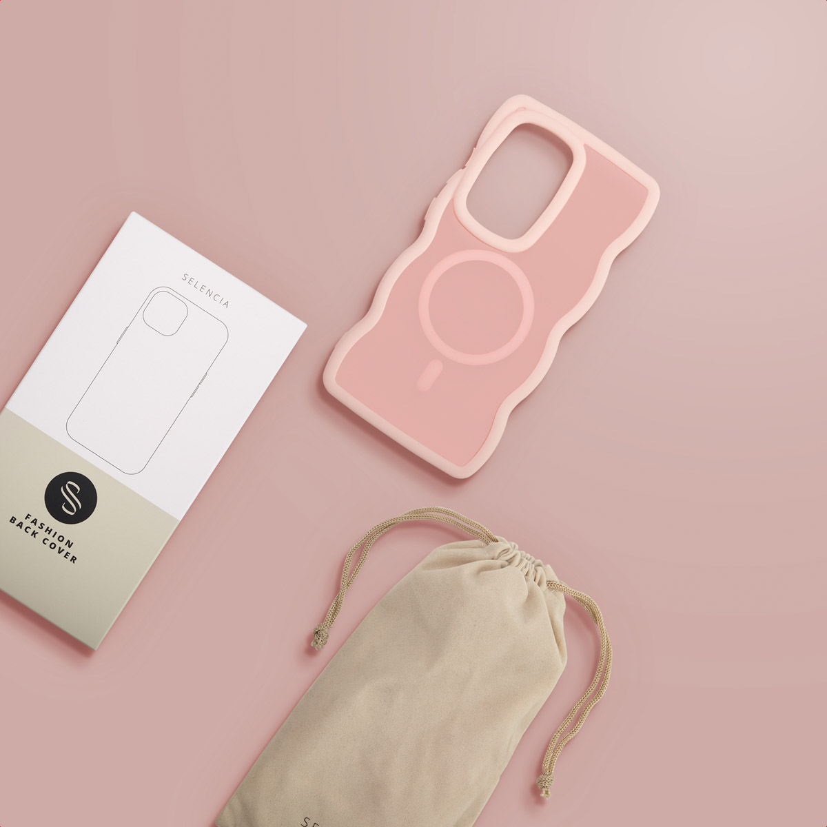Een roze telefoonhoesje, tas en doos op een roze achtergrond. De hoes heeft een golvend ontwerp. Op de doos staat Selencia.