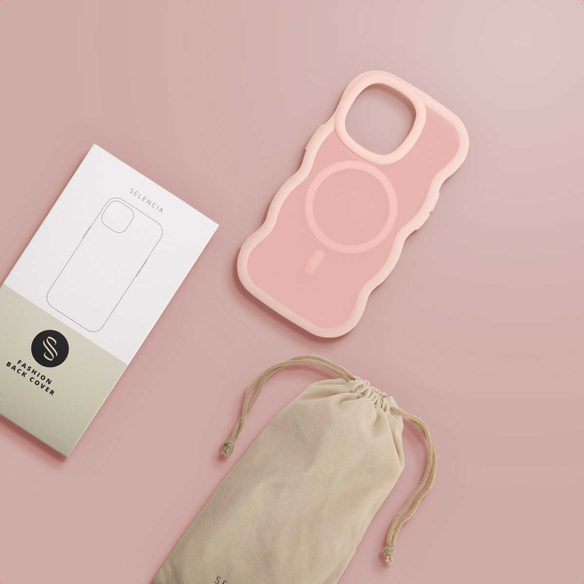 Coque de téléphone rose, emballage et sac à cordon sur fond rose. La coque a un design ondulé et un cercle magnétique.