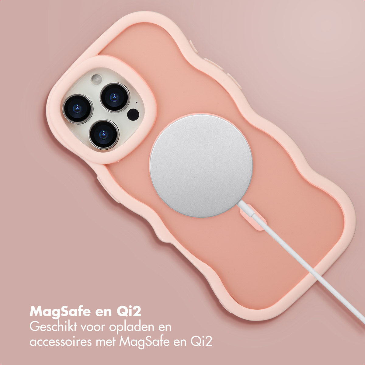 Custodia rosa per telefono con caricatore MagSafe collegato. La custodia ha un ritaglio per la fotocamera ed è su sfondo rosa.