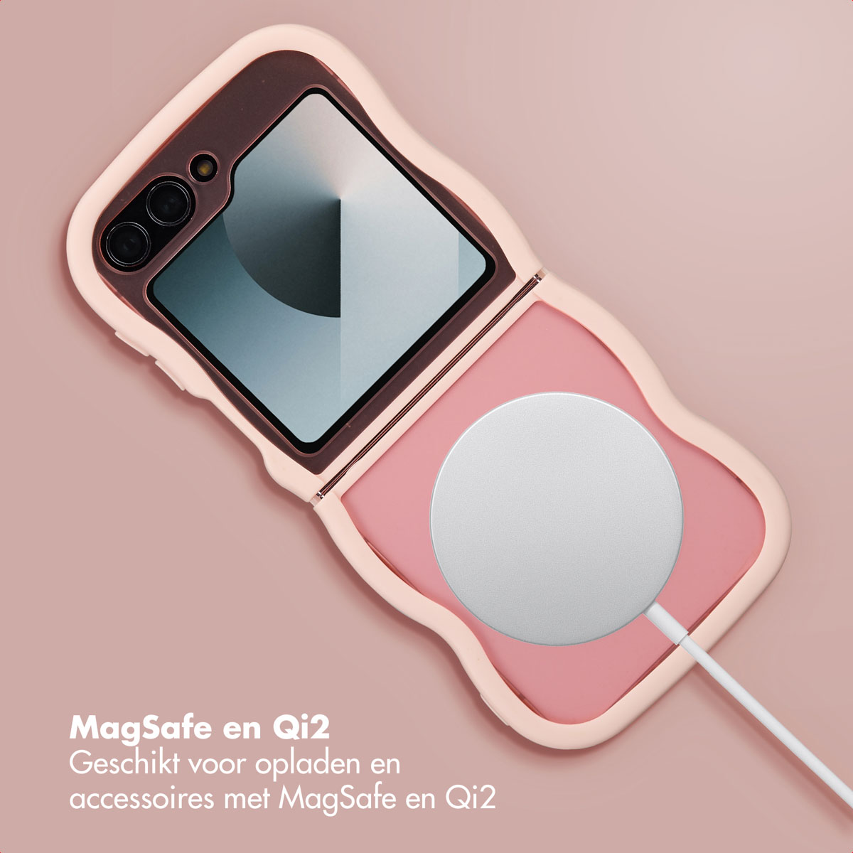 Un étui de téléphone rose avec un socle de chargement argenté. L'étui est ouvert, montrant la caméra et l'écran. Texte : 'MagSafe en Qi2'.