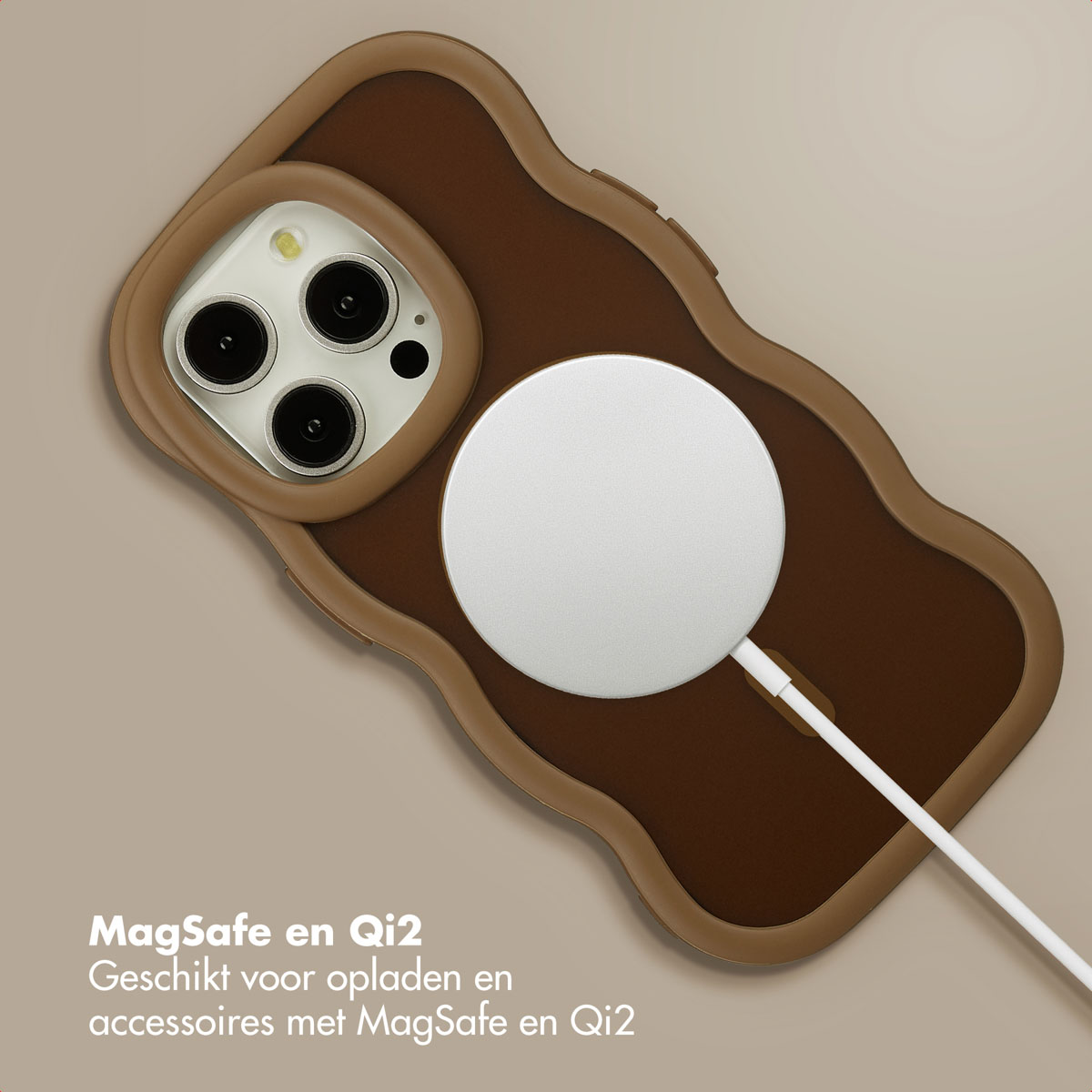 Coque de téléphone marron avec caméra, socle de chargement blanc et câble blanc. Fond beige, texte en bas.