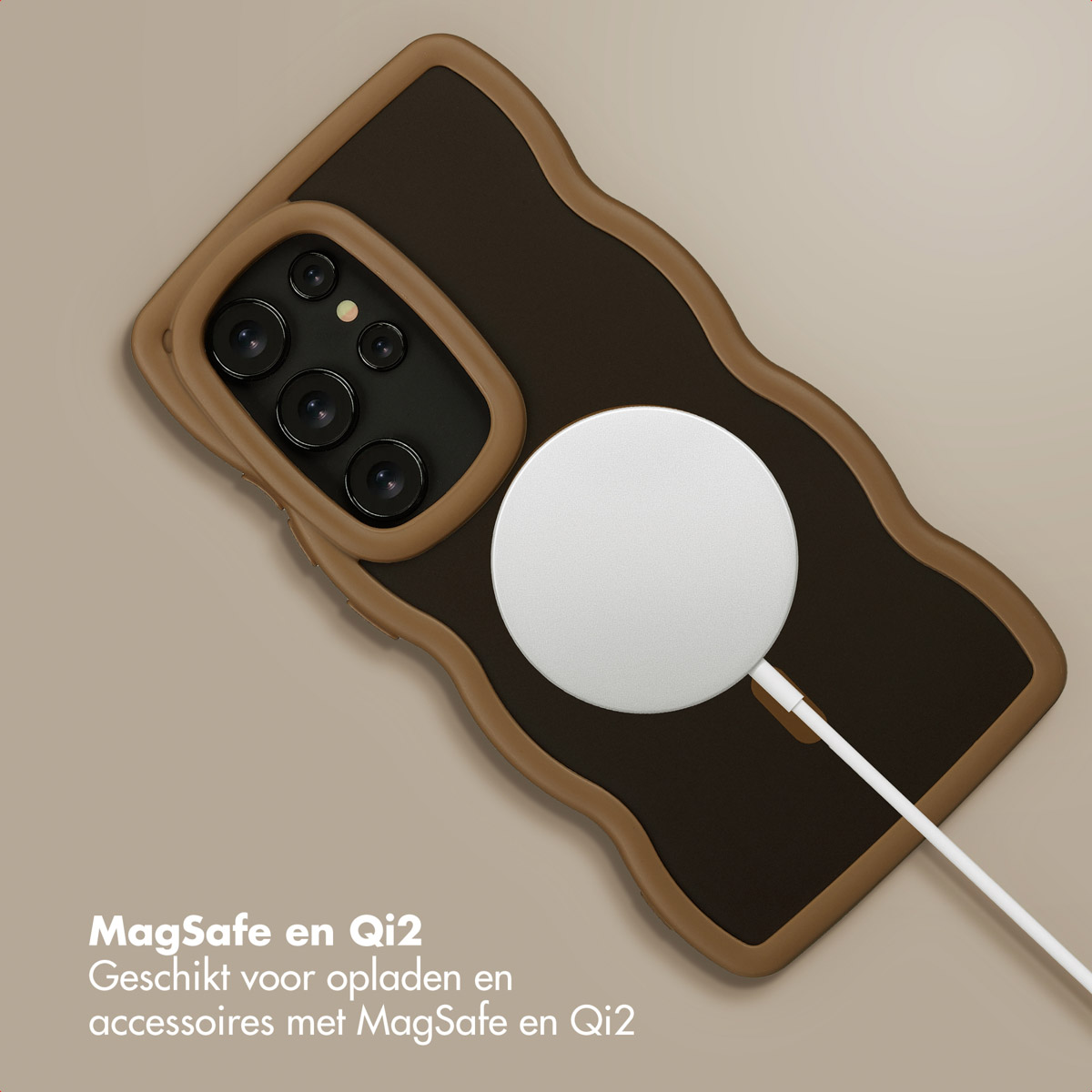 Een telefoon in een bruine hoes met een witte MagSafe-oplader. De hoes is bruin en heeft een golvende rand. De achtergrond is beige.