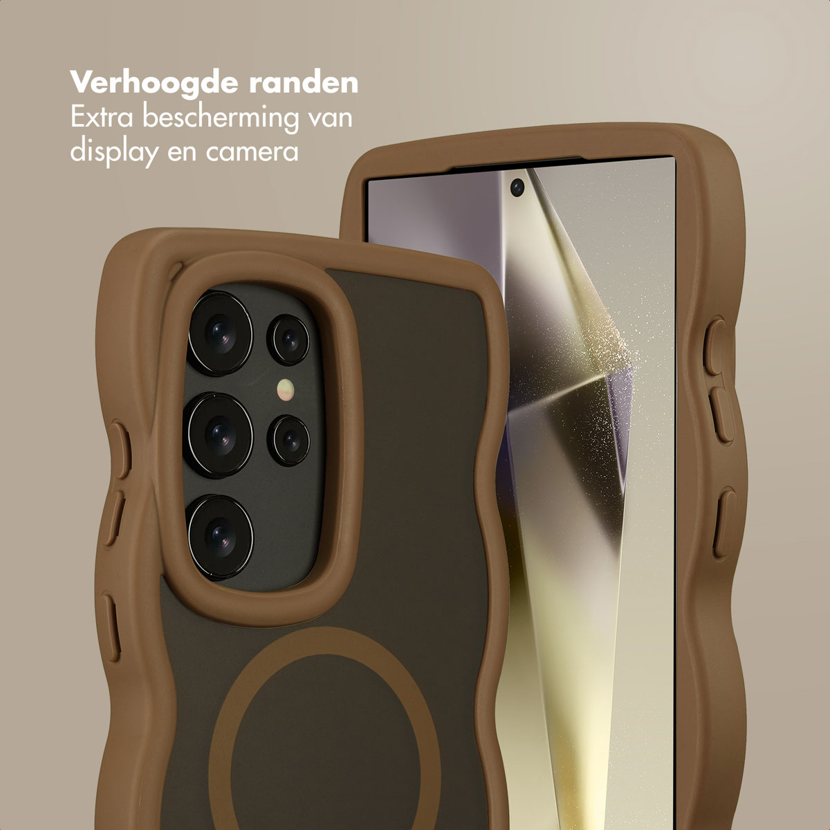 Twee bruine telefoonhoesjes, één met cameralenzen. Tekst: Extra bescherming voor display en camera. Achtergrond is beige.
