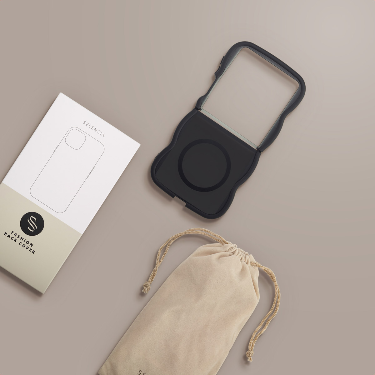 Een telefoonhoesje, doos en trekkoordtas. De hoes is zwart. De doos is wit met een telefooncontour. De tas is beige.