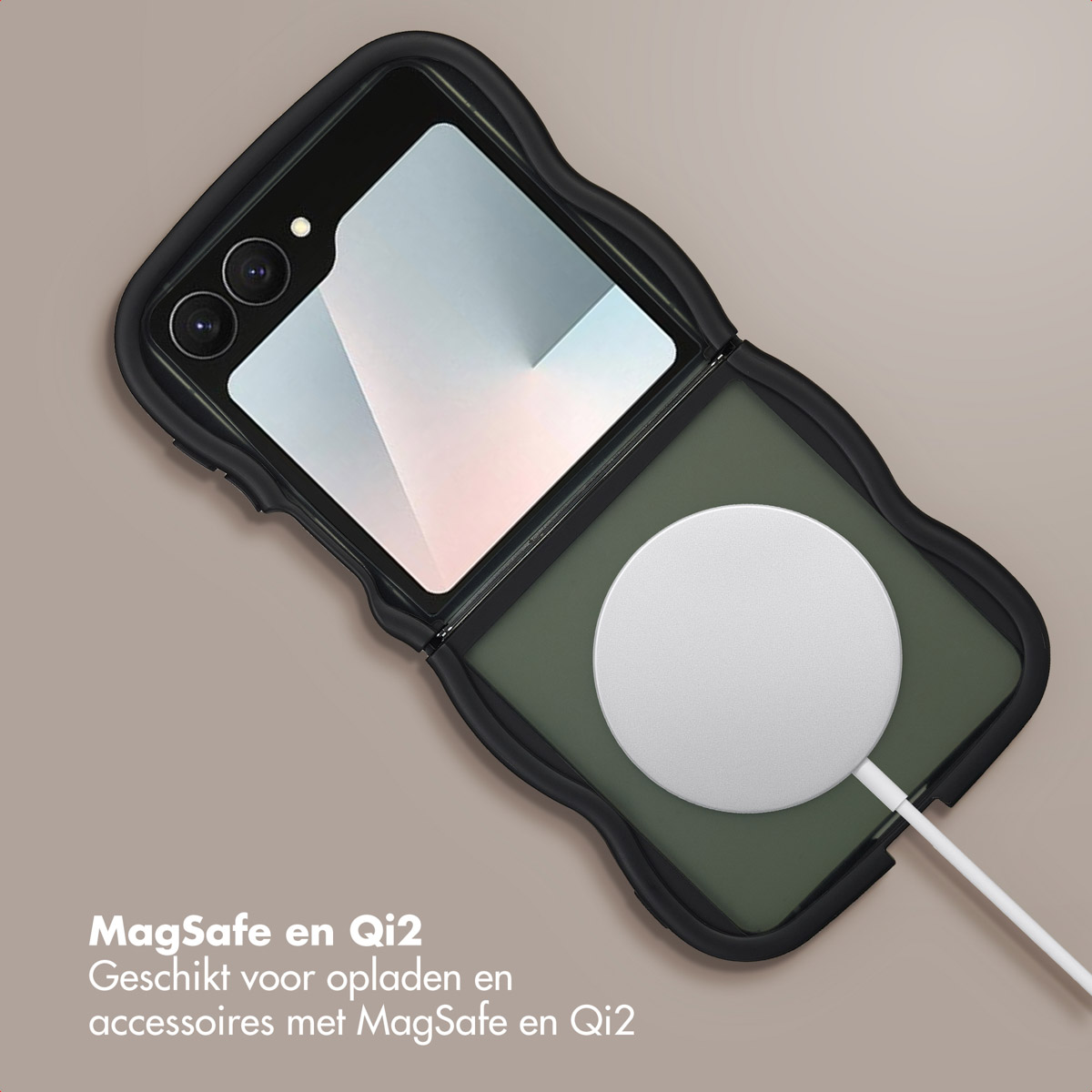 Een zwarte telefoonhoes met een witte oplaadpad. De telefoon is open, met het scherm zichtbaar. De tekst onderaan vermeldt MagSafe en Qi2.