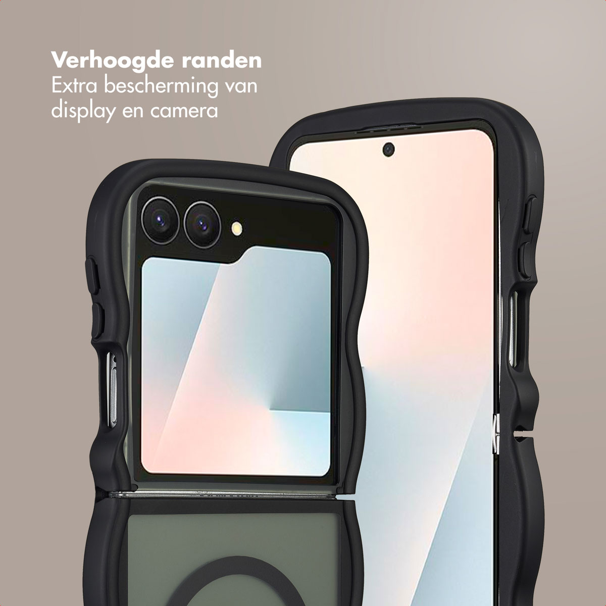 Twee zwarte telefoonhoesjes. Eén is open en toont scherm en camera. De andere is dicht. Tekst: 'Verhoogde randen, extra bescherming'.