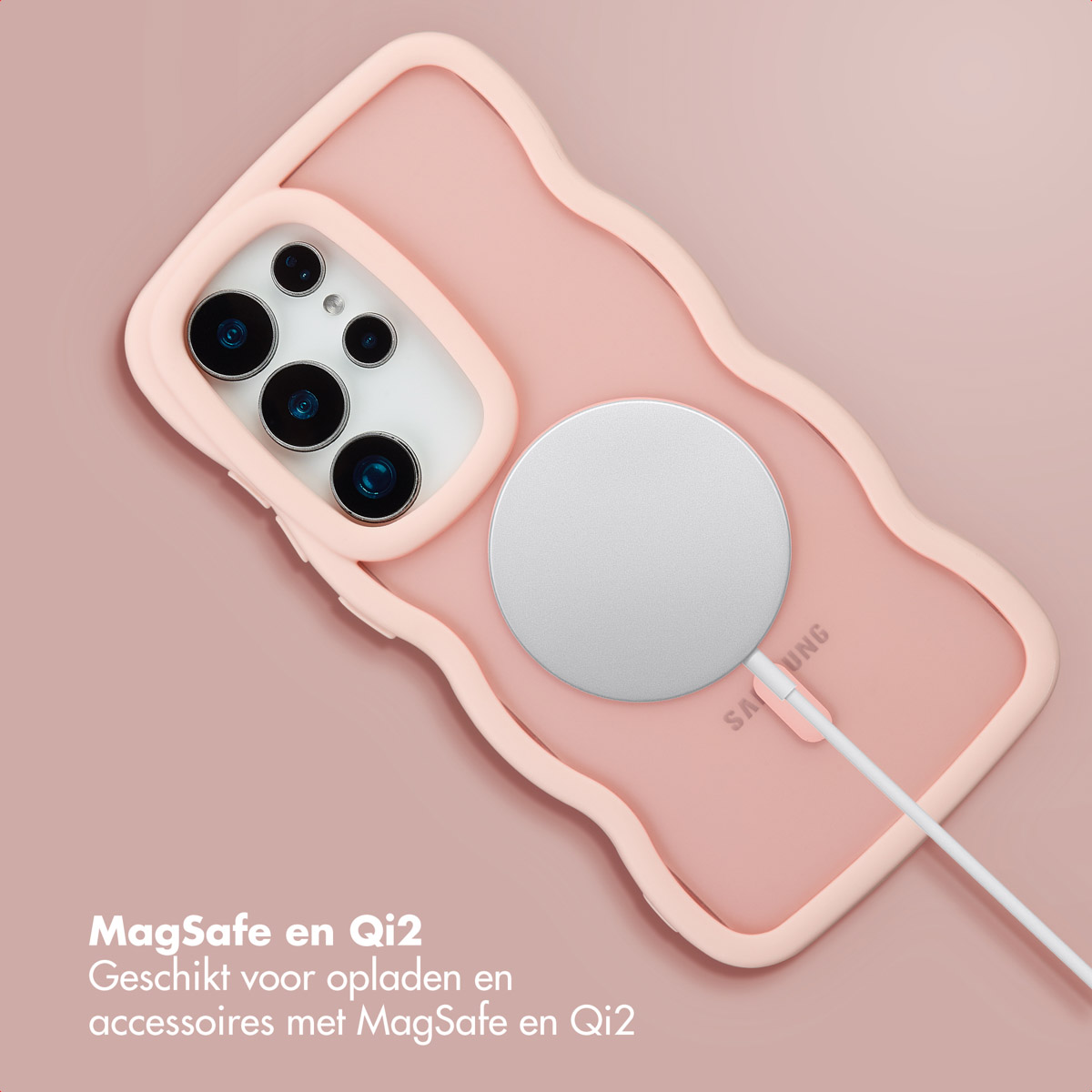 Une coque de téléphone rose avec un chargeur MagSafe argenté attaché. La coque est sur un fond rose clair.