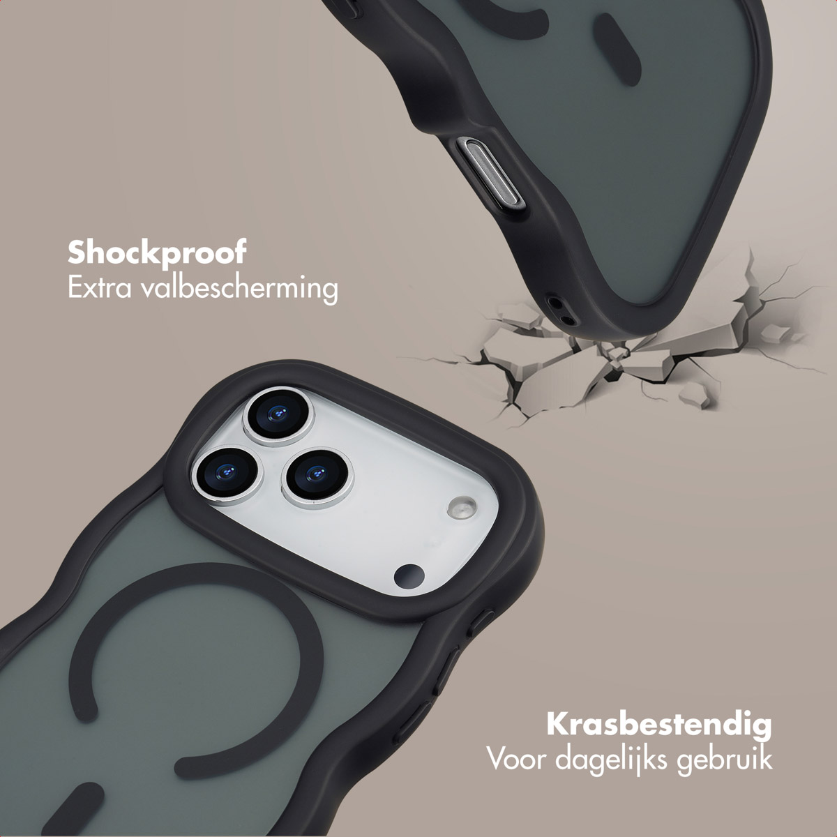 Due custodie nere per telefono, una che cade, una ferma. Le custodie hanno un design grigio e nero, con lenti della fotocamera. Lo sfondo è crepato.