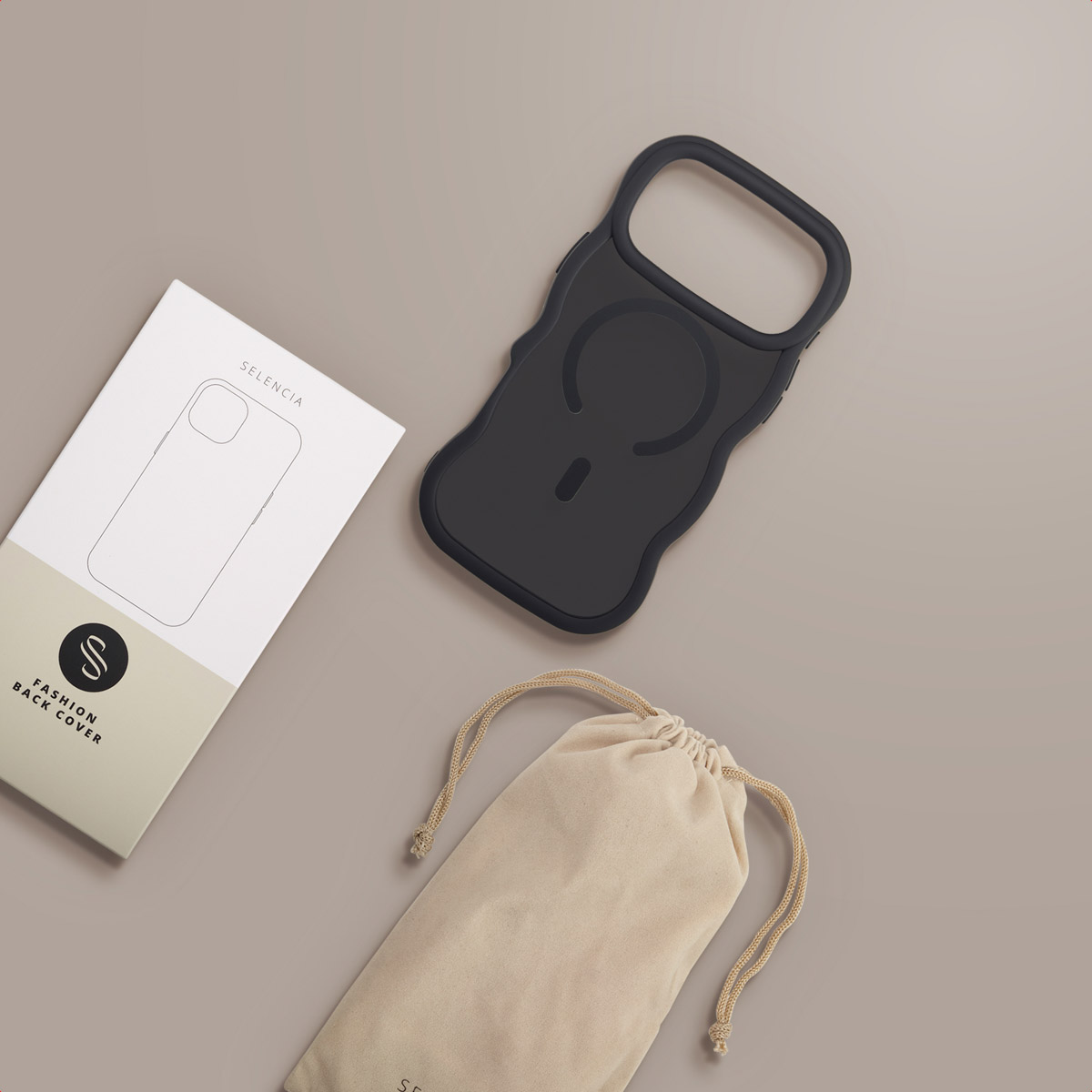 Coque de téléphone noire, boîte blanche, pochette beige sur surface beige. La coque a une poignée et un symbole.