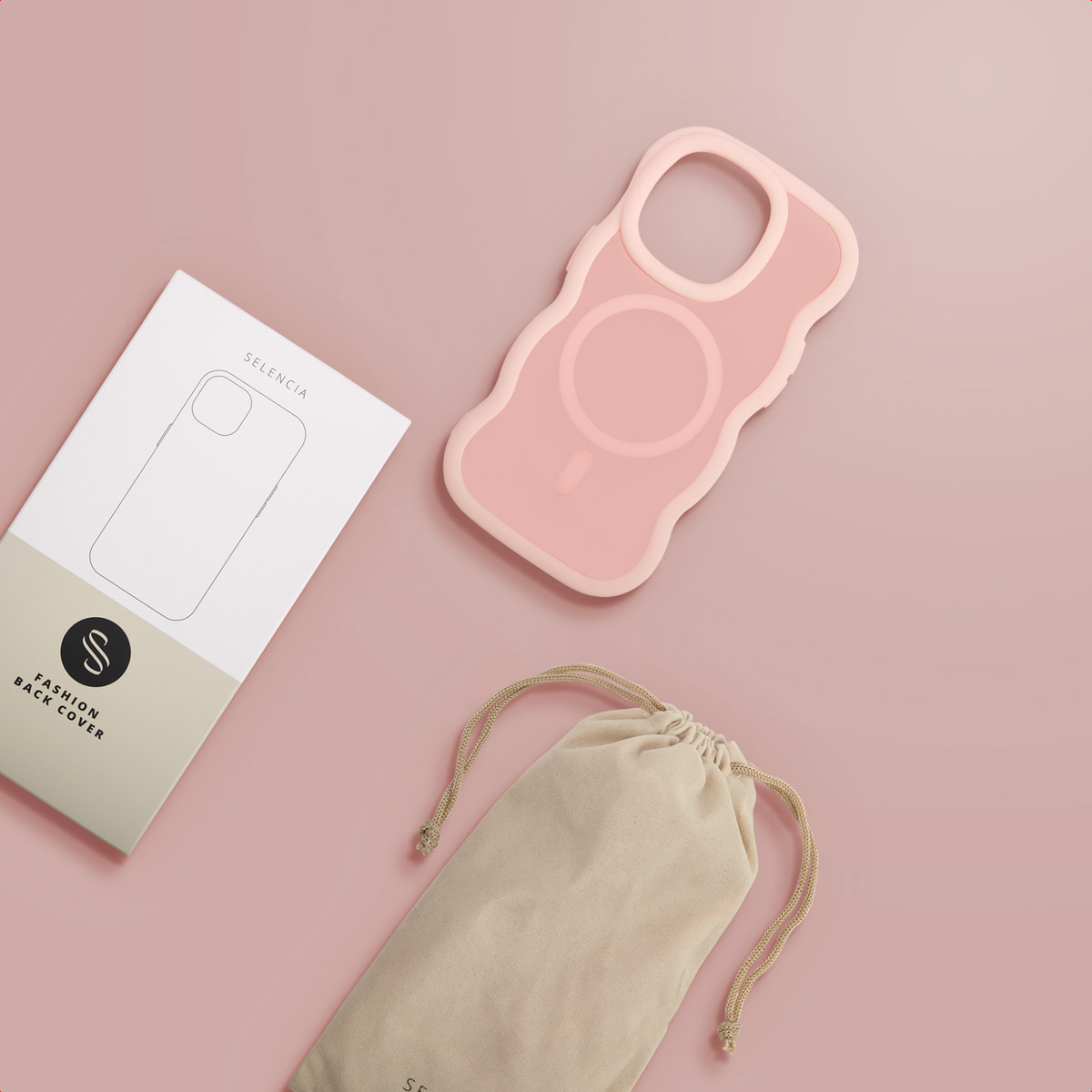 Coque de téléphone rose, sac et boîte sur fond rose. L'étui a un design ondulé. La boîte dit 'Selencia Fashion Back Cover'.