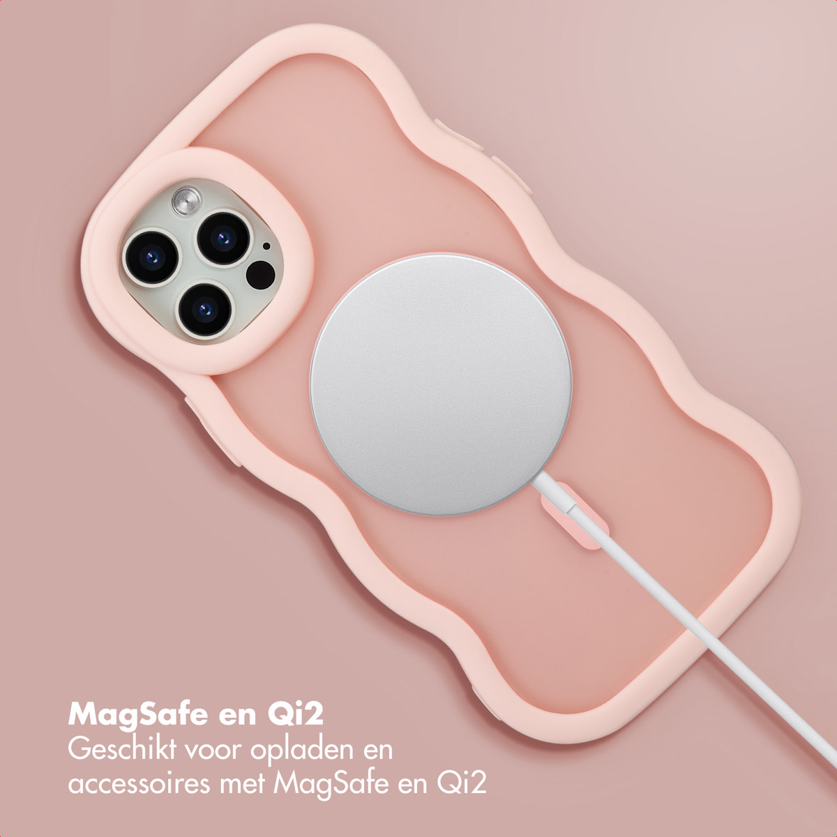Roze telefoonhoesje met MagSafe-oplader. De telefoon heeft drie cameralenzen. Witte kabel bevestigd. Roze achtergrond.