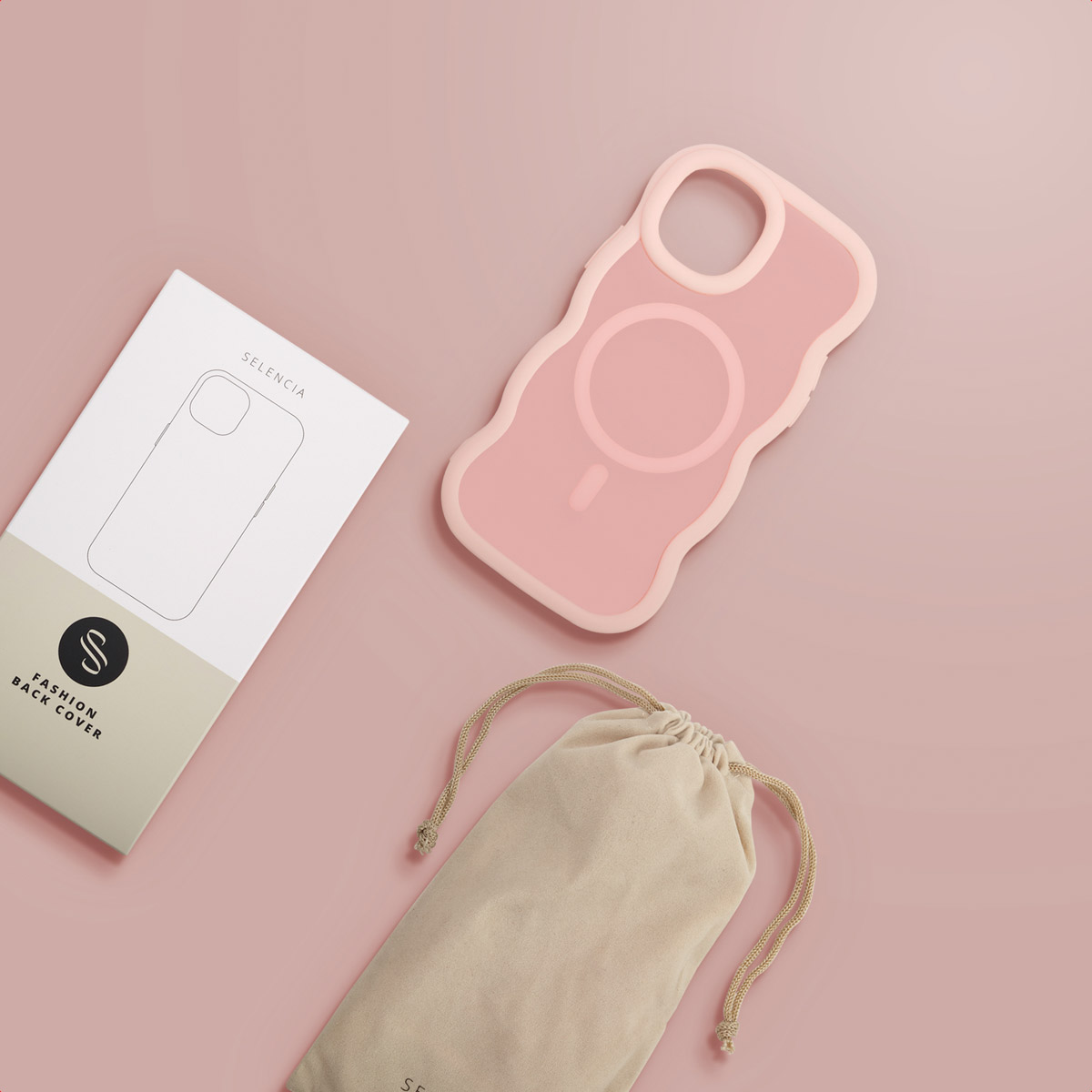 Roze telefoonhoesje, beige zakje en witte doos met het merk Selencia op een roze achtergrond.