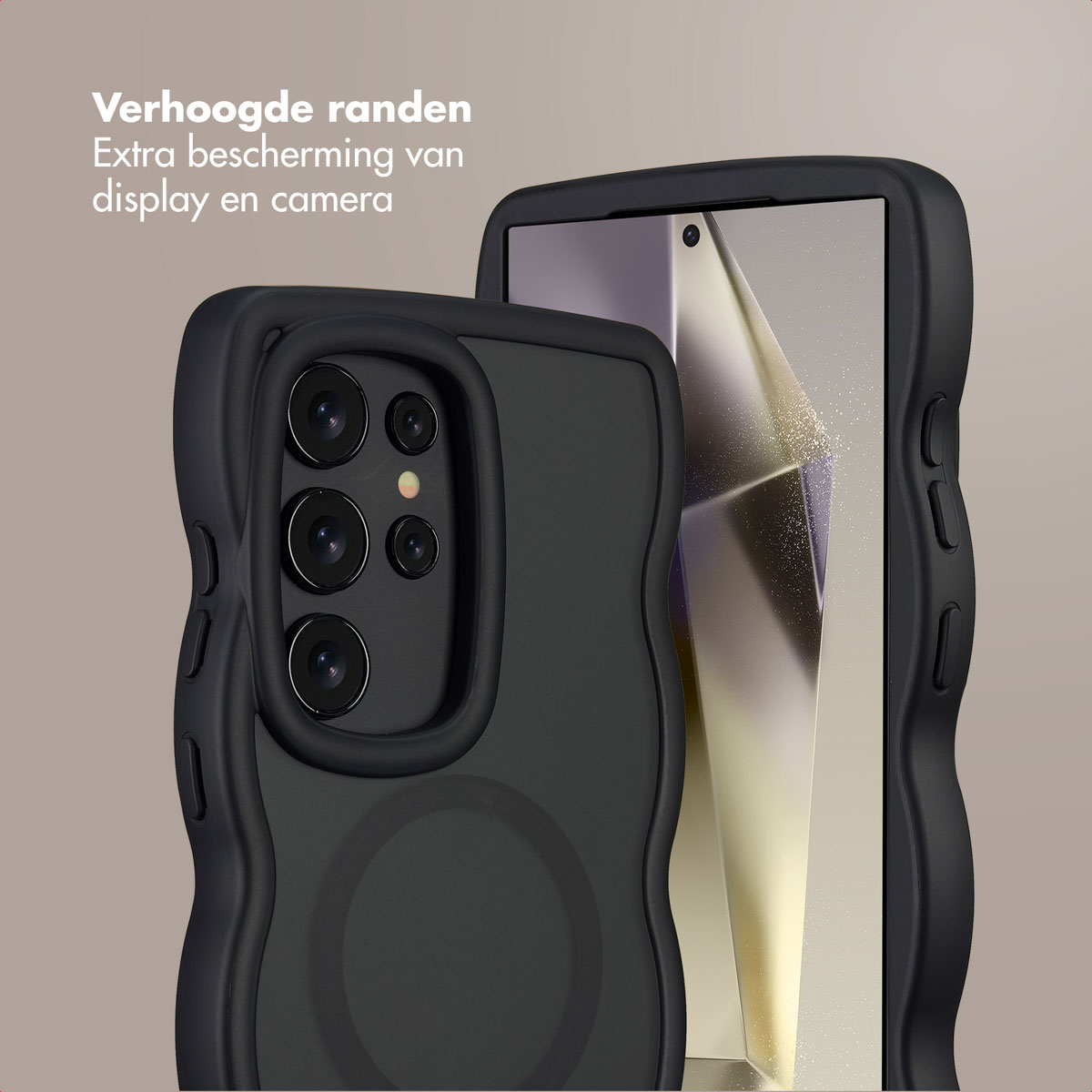 Twee zwarte telefoonhoesjes. Eén met camera, de andere met scherm. Beige achtergrond met tekst bovenaan.