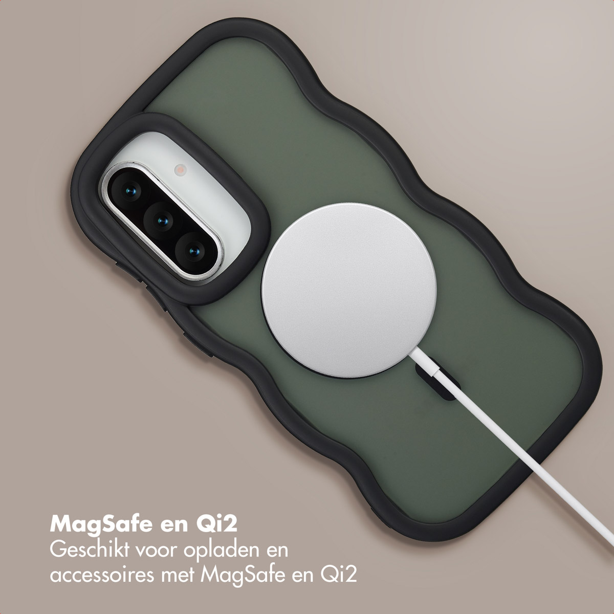 Ein Telefon in einer grünen Hülle mit einem MagSafe-Ladegerät. Ein weißes Ladegerät ist am Telefon befestigt. Der Hintergrund ist beige.
