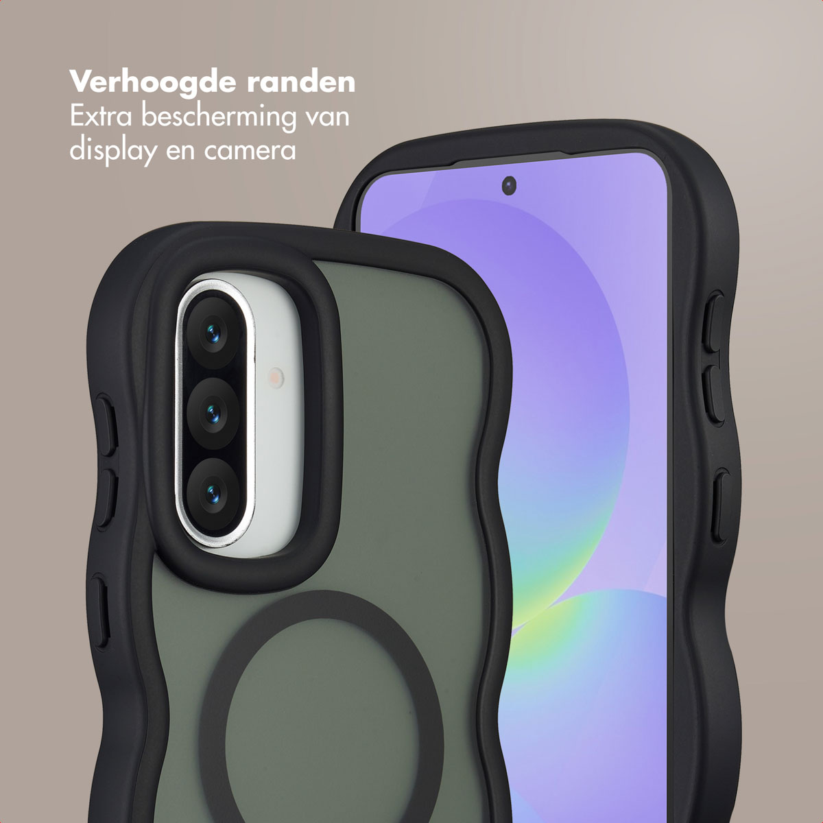 Nahaufnahme zweier Handyhüllen. Eine zeigt einen Telefonbildschirm, die andere Kameras. Beide in schwarzen Schutzhüllen.