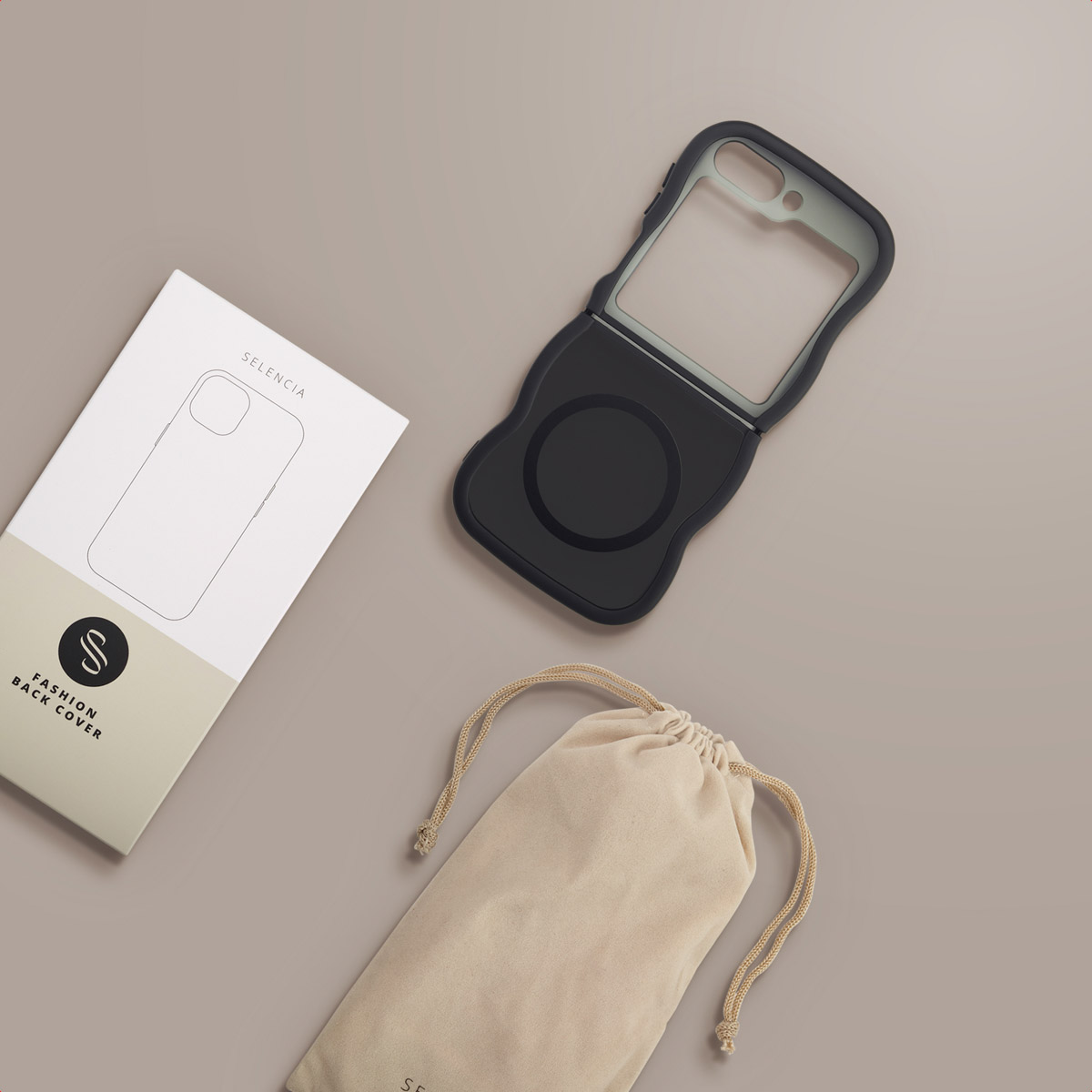 Une vue aérienne montre un étui de téléphone, un sac et une boîte sur une surface neutre. L'étui est noir, le sac est beige et la boîte est blanche.