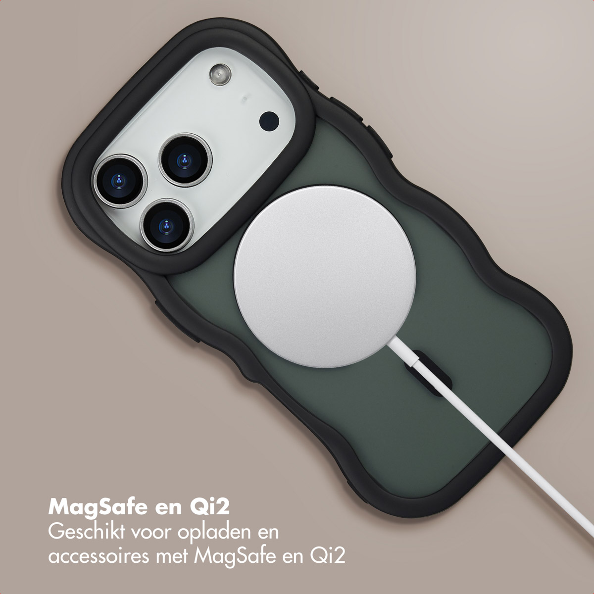 Een iPhone in een groene hoes met een witte MagSafe-oplader. De telefoon heeft drie cameralenzen. Tekst: MagSafe en Qi2.