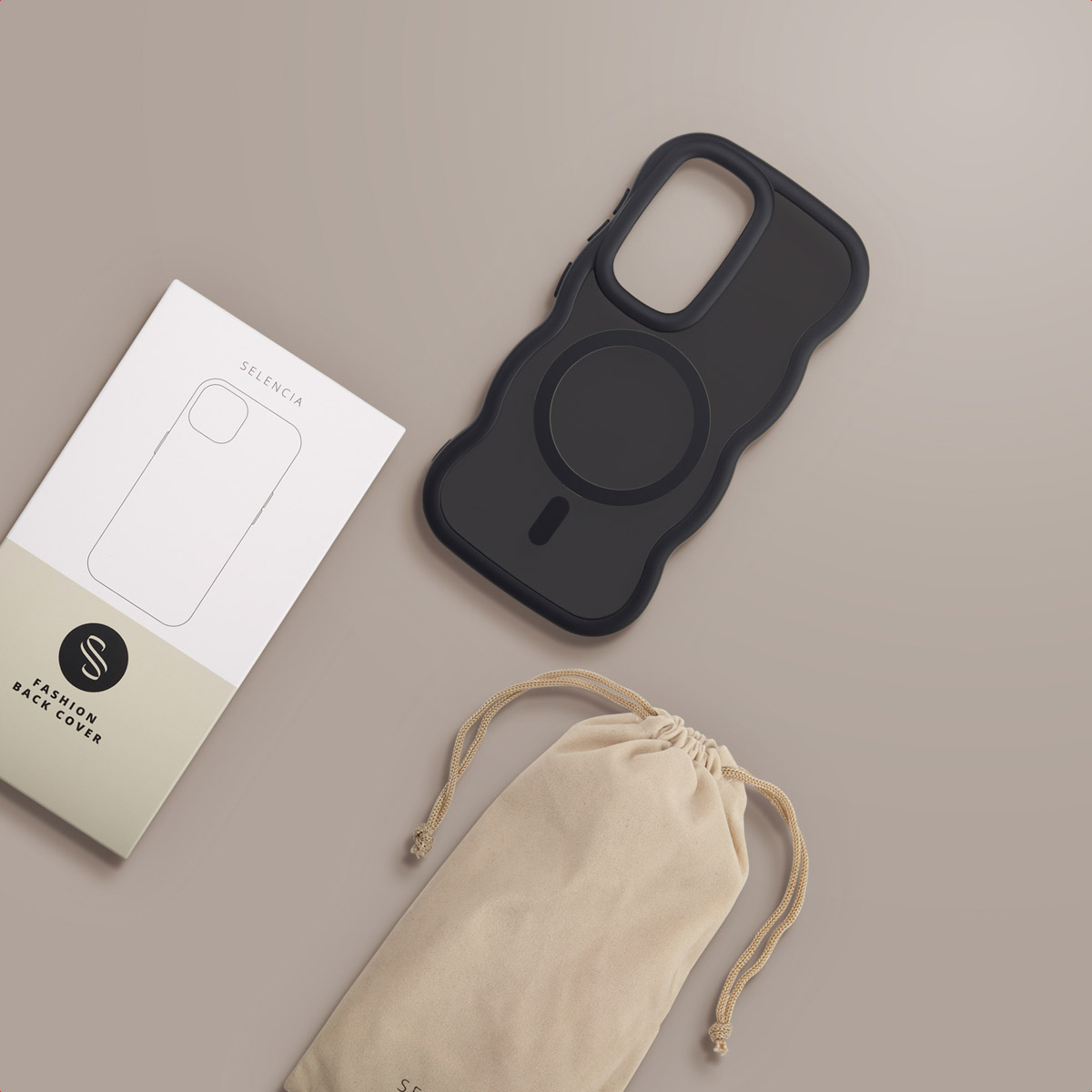 Un étui de téléphone noir, une pochette beige et une boîte blanche avec un contour d'étui de téléphone sont sur une surface beige.