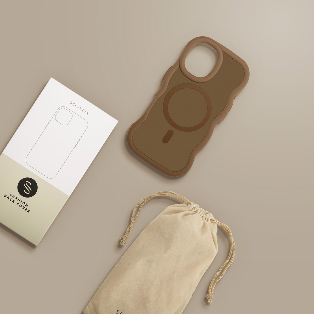 Una custodia marrone per telefono, una scatola bianca con un contorno di telefono e un sacchetto beige su una superficie marrone chiaro.