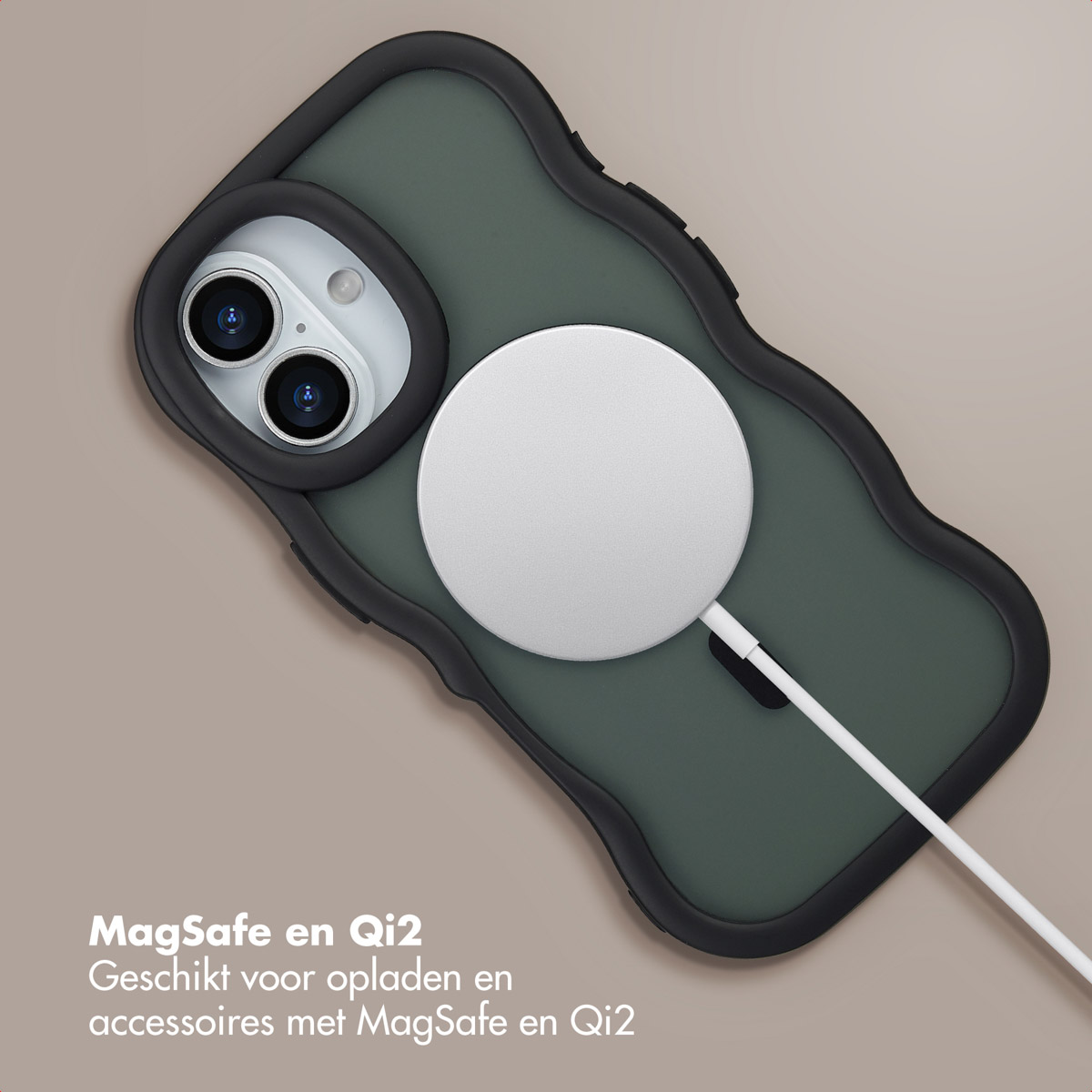 Een iPhone in een groene hoes met een MagSafe-oplader. De achtergrond is lichtbruin. Tekst geeft MagSafe- en Qi2-ondersteuning aan.