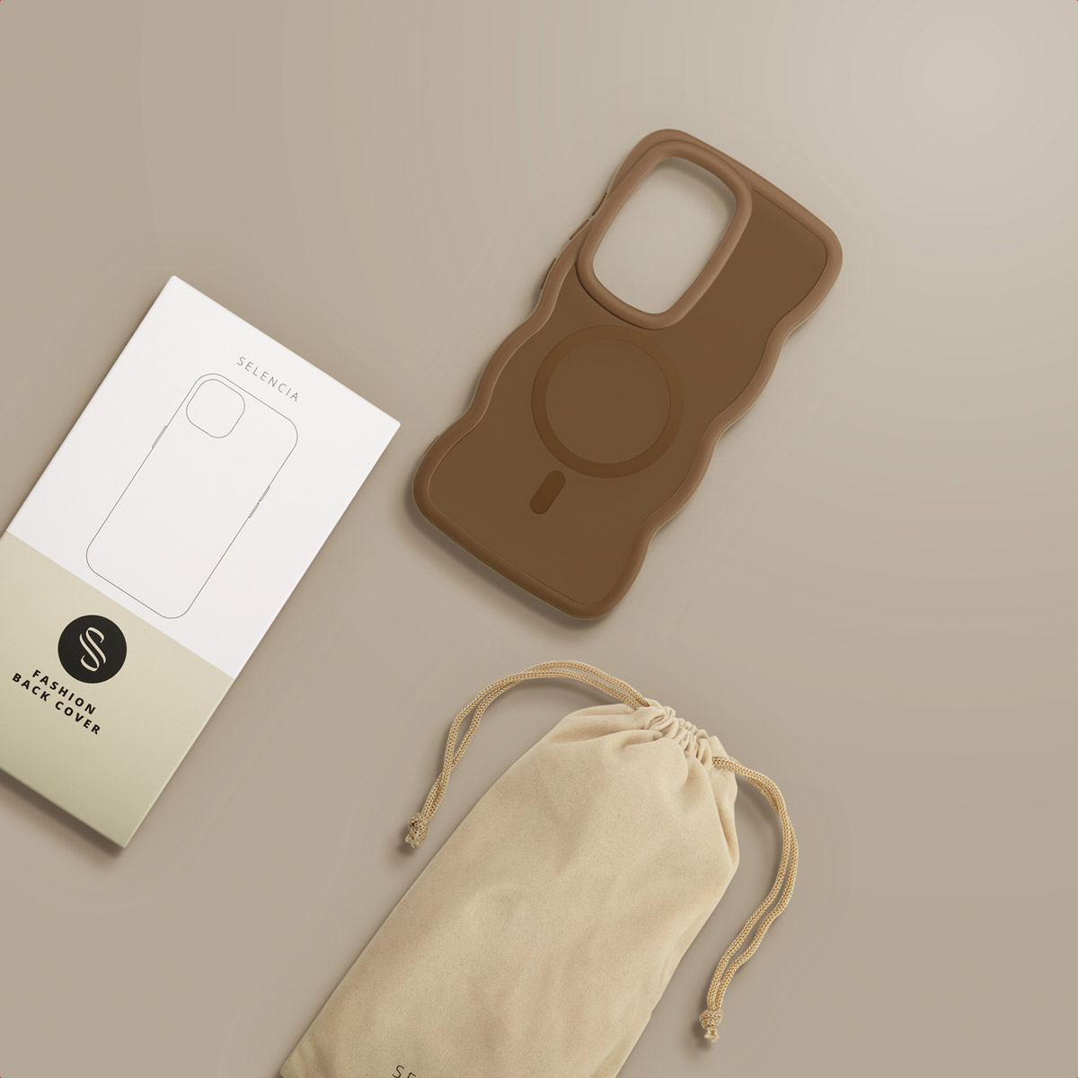 Un étui de téléphone marron, une boîte blanche avec un contour de téléphone et un sac beige à cordon sont sur une surface beige.