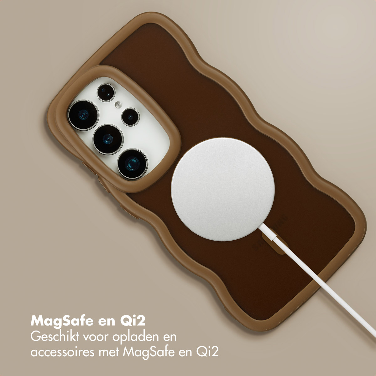 Un téléphone dans un étui marron avec un chargeur MagSafe blanc attaché. Le fond est beige clair.