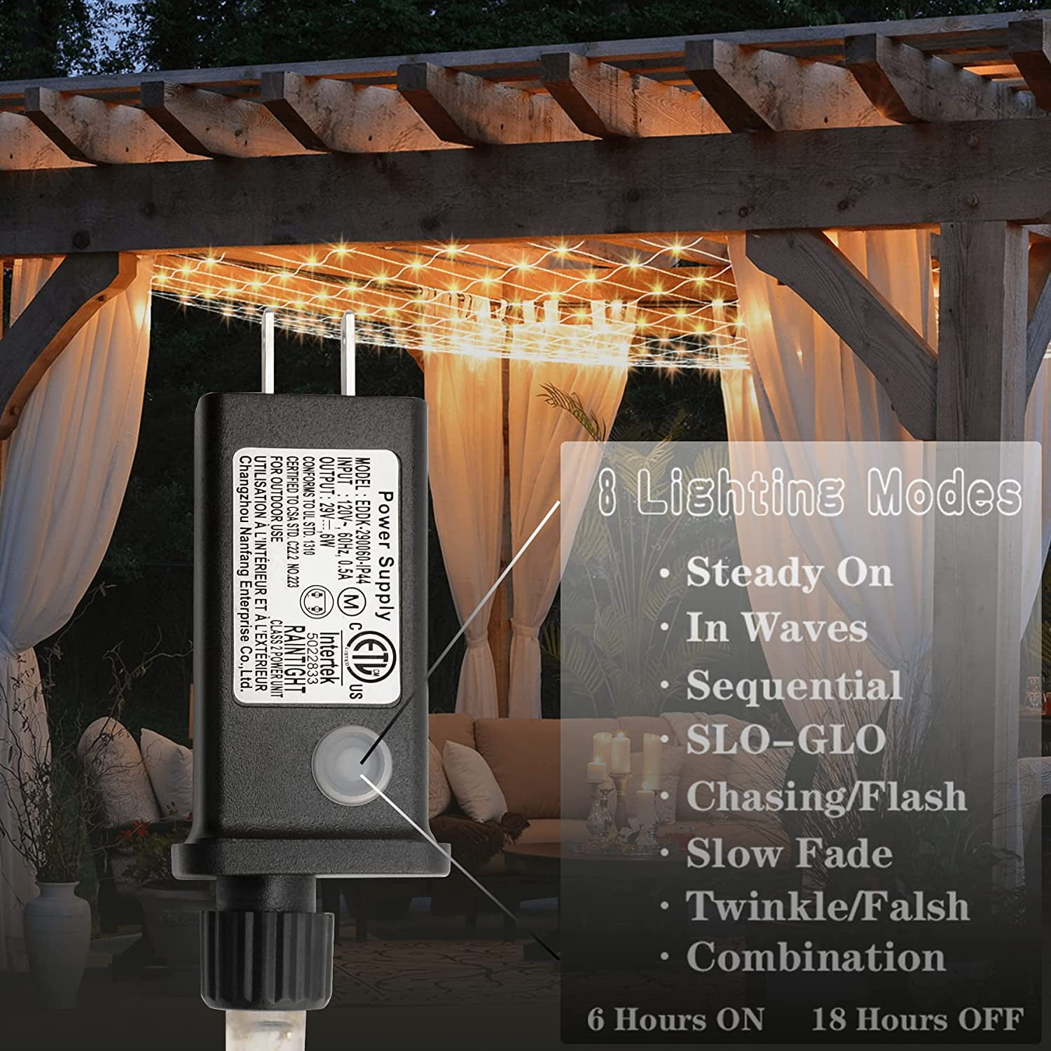 Ein schwarzes Netzteil mit Stecker, verbunden mit Lichterketten. Text auf dem Netzteil ist sichtbar. Der Hintergrund zeigt eine Pergola.
