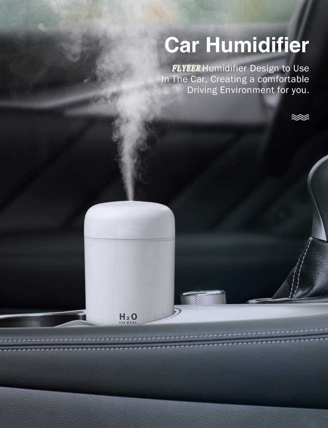 Ein weißer Auto-Luftbefeuchter steht in der Mittelkonsole eines Autos. Dampf steigt auf. Text: 'Car Humidifier'.