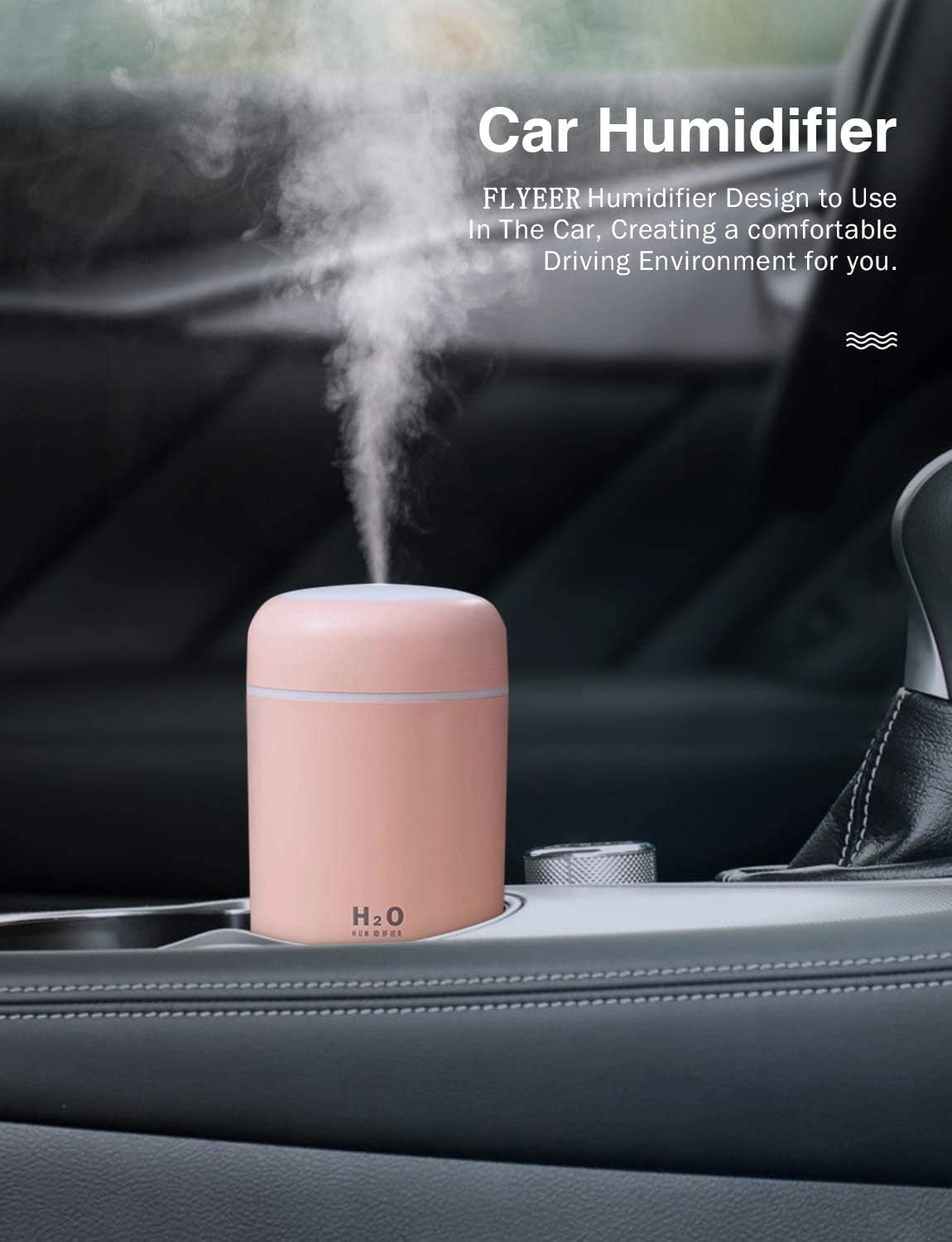 Ein rosa Auto-Luftbefeuchter gibt Dampf ab. Er steht in der Mittelkonsole eines Autos. Text sagt 'Auto-Luftbefeuchter'.