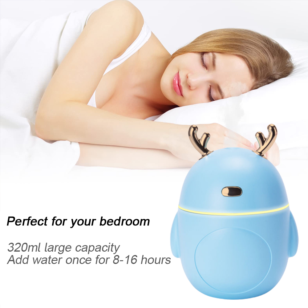 Eine Frau schläft auf einem weißen Kissen. Ein blauer Luftbefeuchter mit Hirschgeweih-Design befindet sich im Vordergrund.
