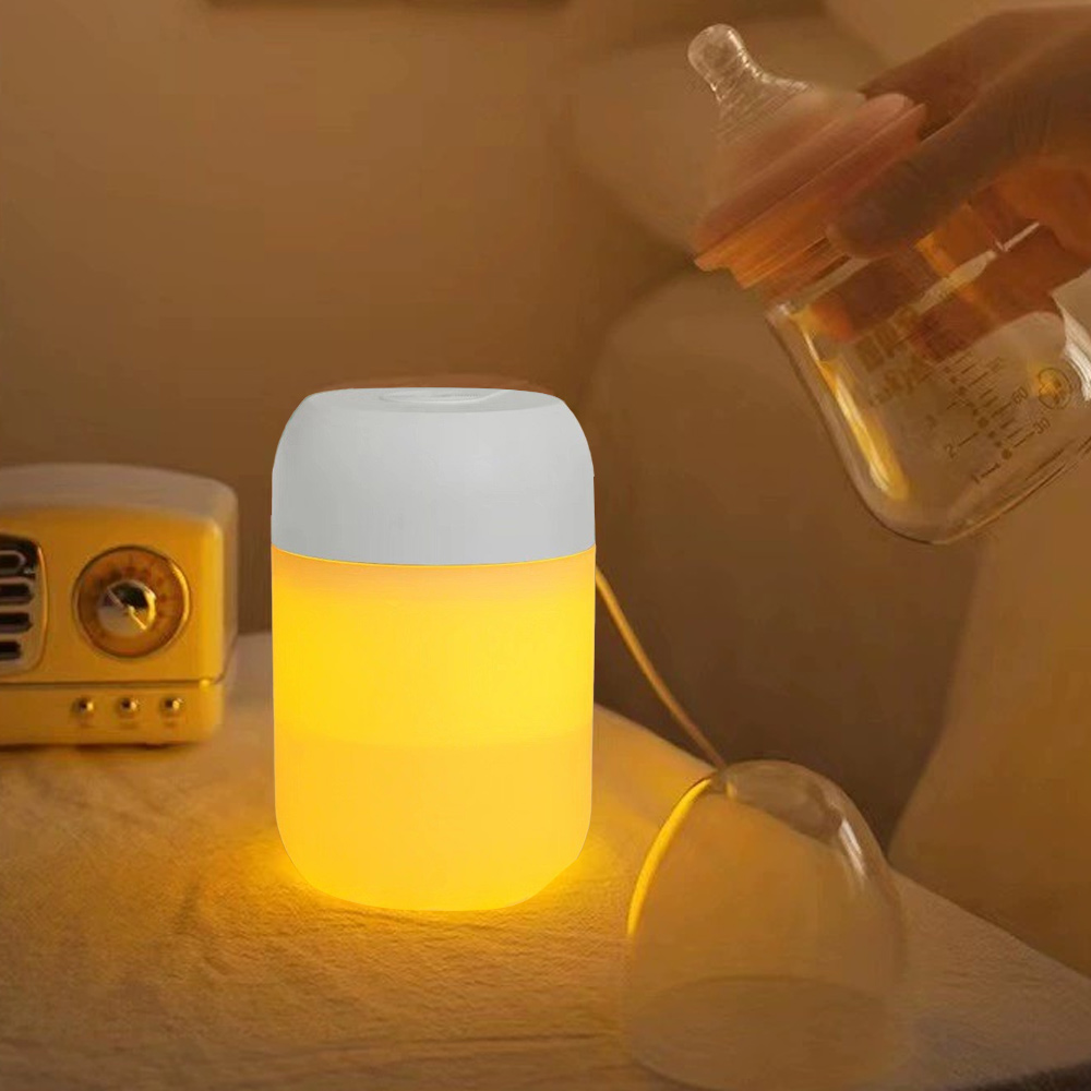 Ein leuchtendes Nachtlicht und ein Babyfläschchen. Eine Hand hält die Flasche. Ein Retro-Radio ist sichtbar. Weiches Licht schafft ein warmes Ambiente.