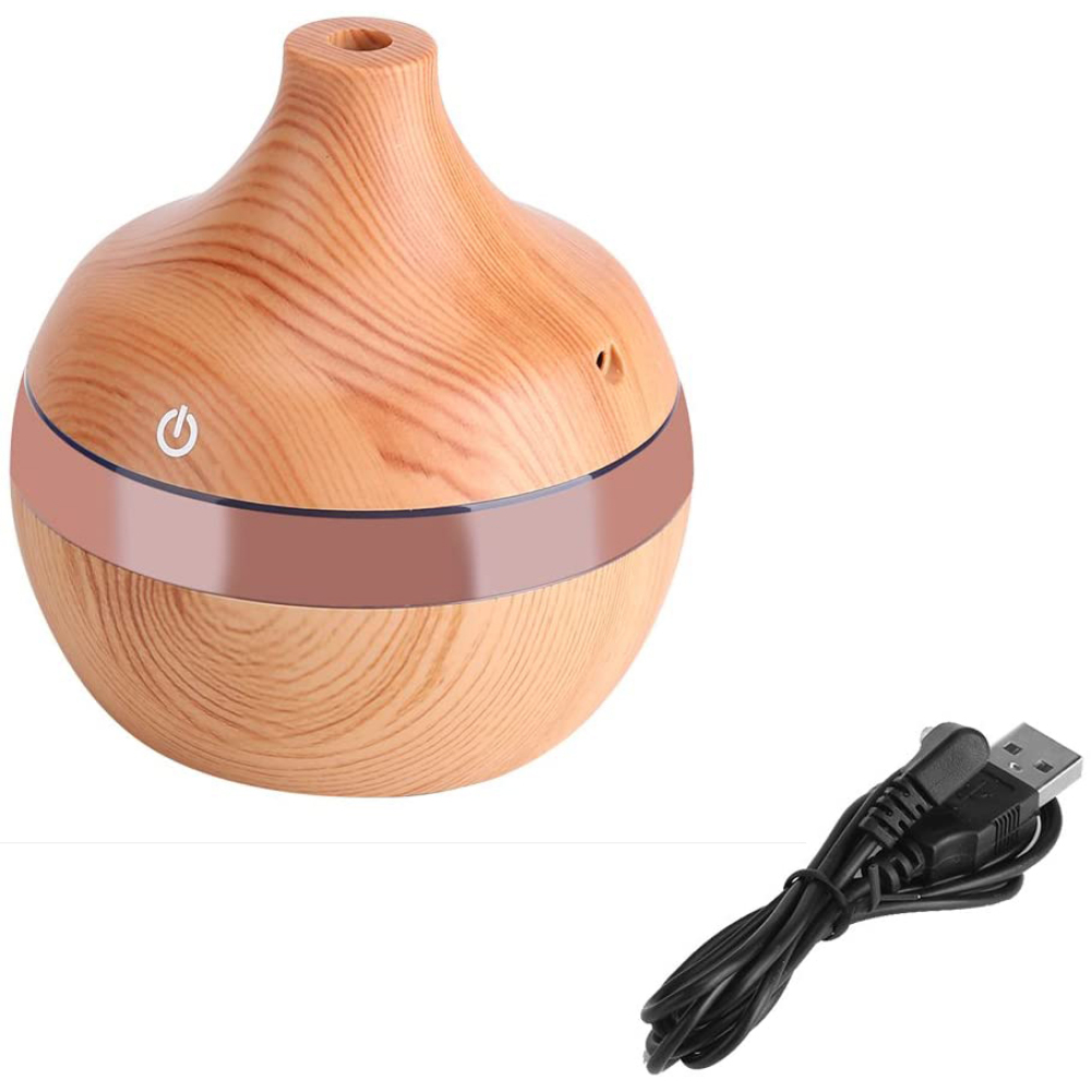 Ein Öl-Diffusor in Holzoptik mit Ein-/Ausschalter und USB-Kabel. Er hat eine hellbraune Farbe und einen dunkelbraunen Streifen.