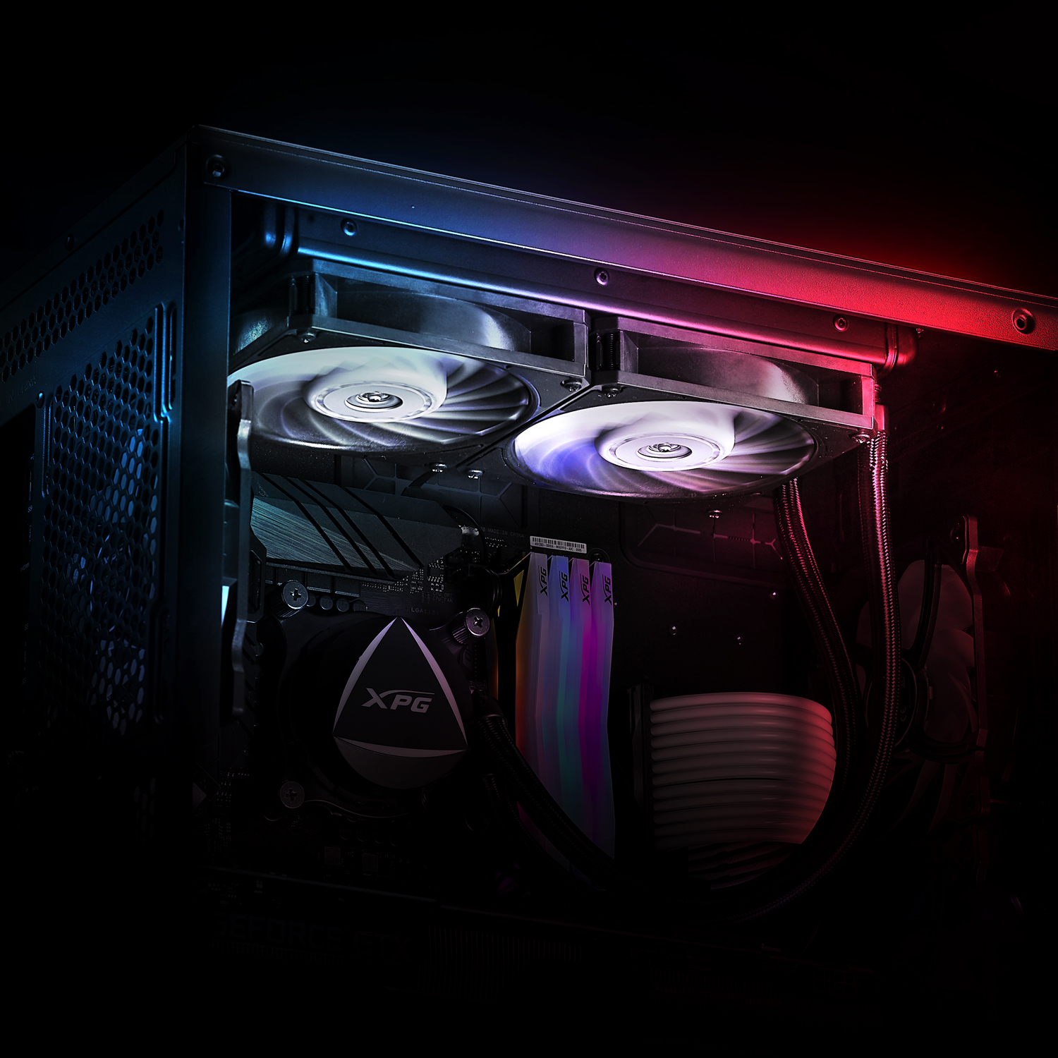 Dentro de una carcasa de computadora con ventiladores giratorios, logotipo XPG y módulos RAM coloridos. Efecto de luz azul y roja.
