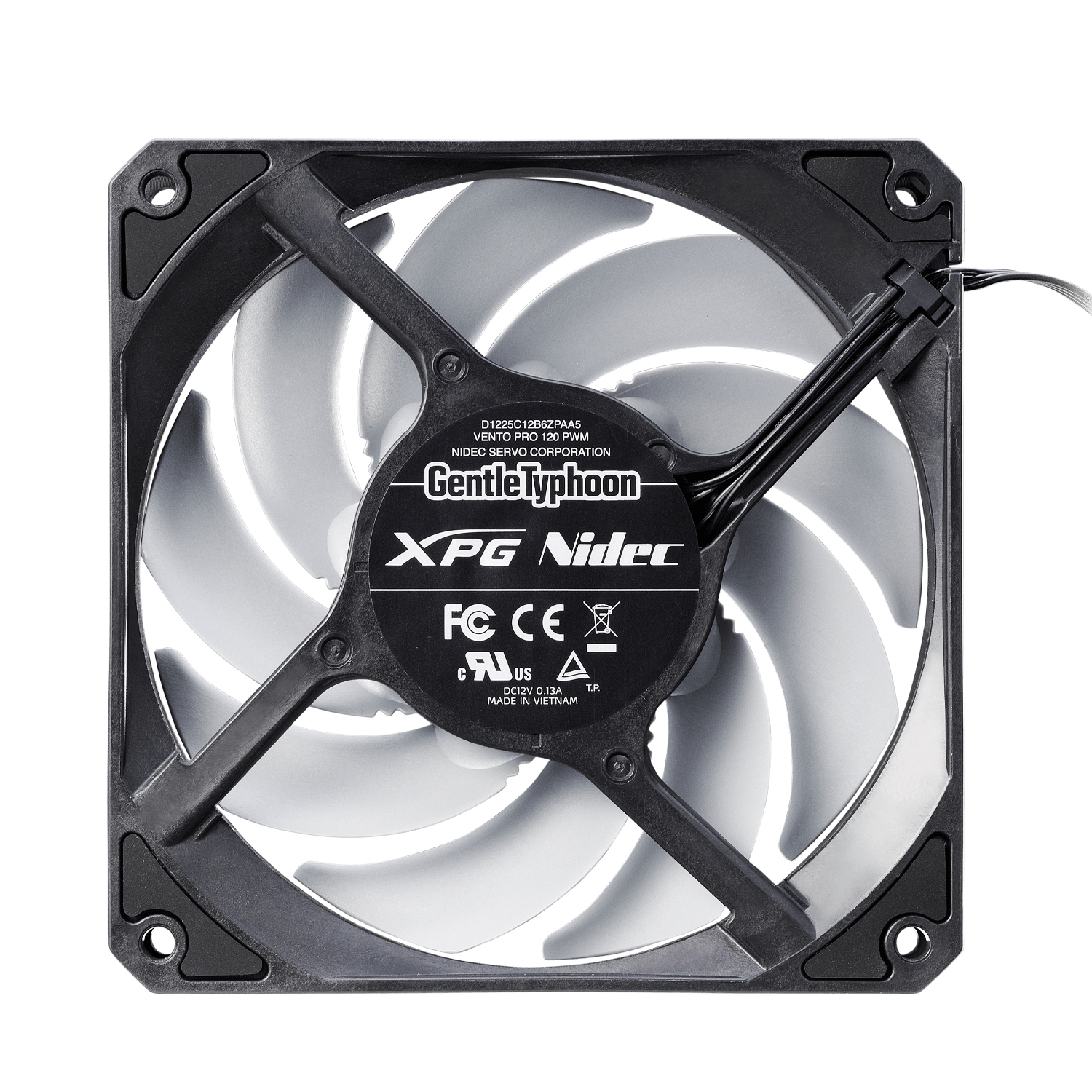 Ventilador de ordenador negro y gris. Marco negro, aspas grises. Marcas 'Gentle Typhoon' y 'XPG Nidec' visibles.