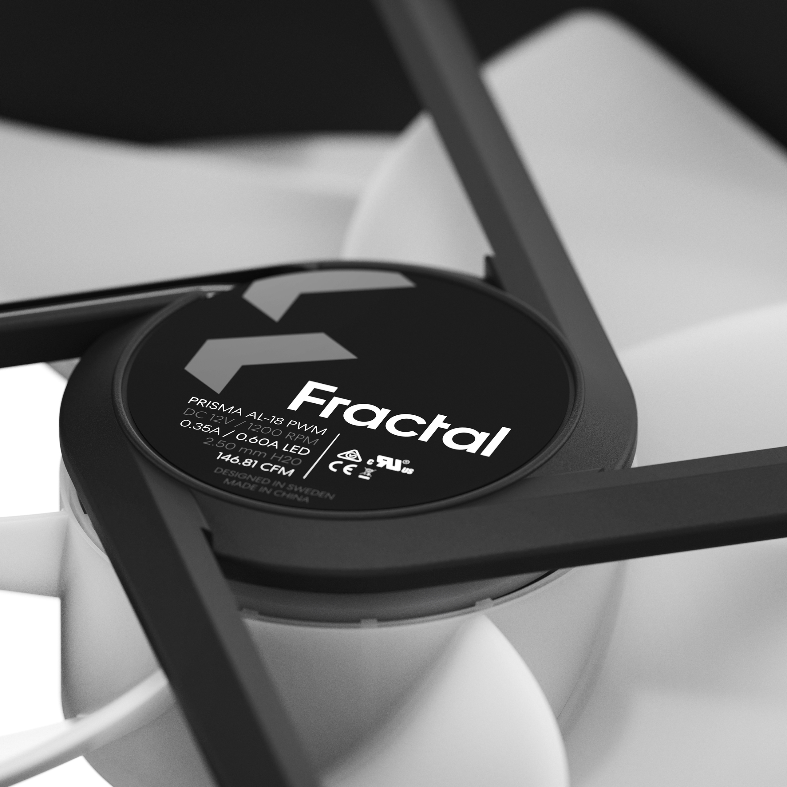 Primo piano di una ventola per computer Fractal in bianco e nero. La ventola ha un centro circolare con testo.