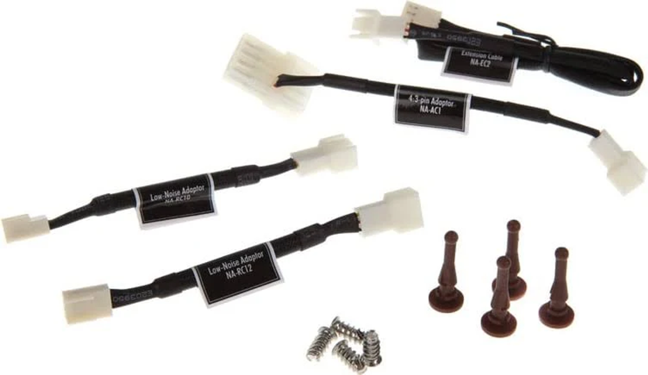 Obraz przedstawia komponenty komputera: kable, adaptery, śruby i brązowe gumowe uchwyty. Etykiety identyfikują adaptery i kable przedłużające.