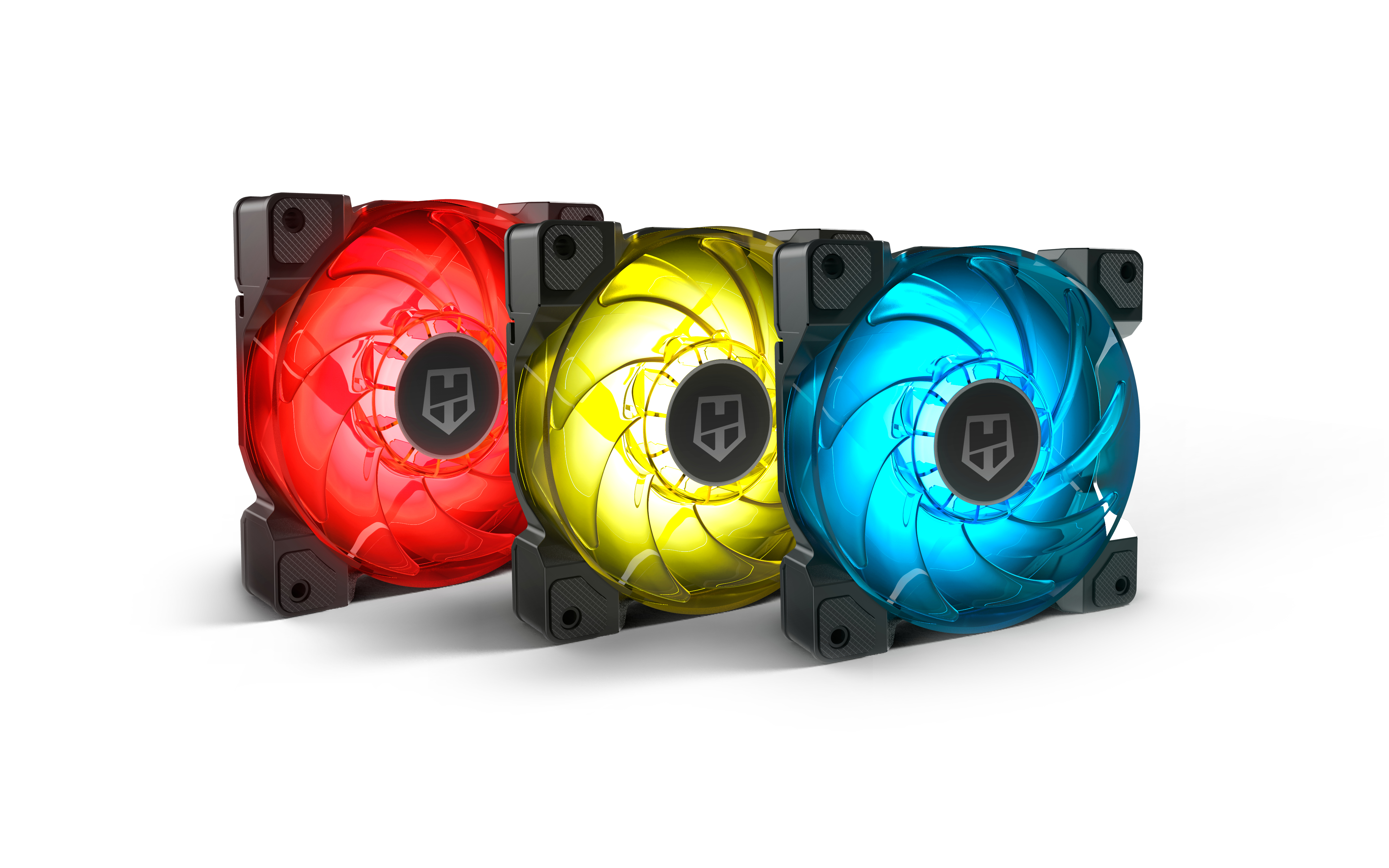 Tre ventole per computer: rossa, gialla e blu. Ognuna ha un alloggiamento nero e un logo centrale. Su sfondo bianco.