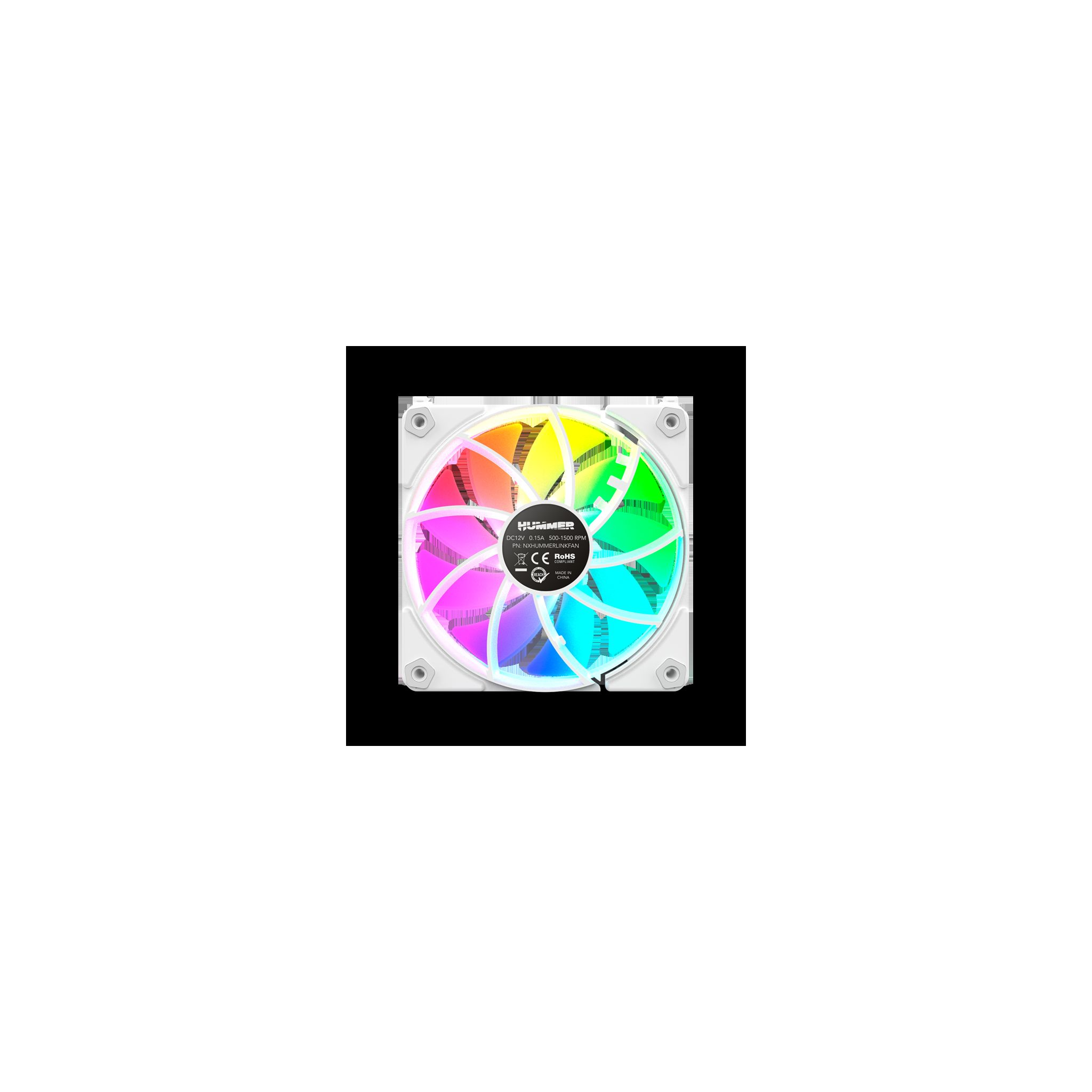 Ein Computerlüfter mit Regenbogen-LED-Beleuchtung. Er hat einen weißen Rahmen und Flügel. Die Mitte hat Text und Logos.