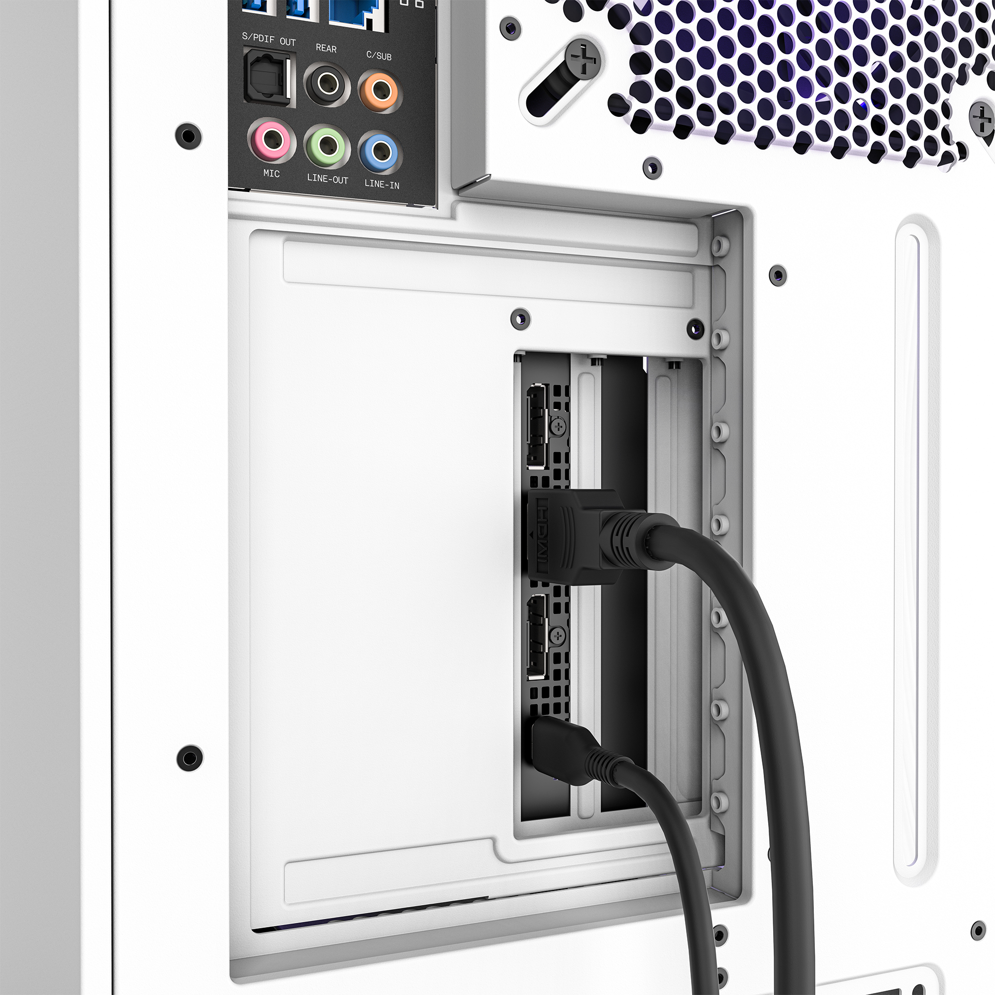 Parte trasera de una carcasa de ordenador blanca con puertos, cables HDMI y panel lateral perforado.