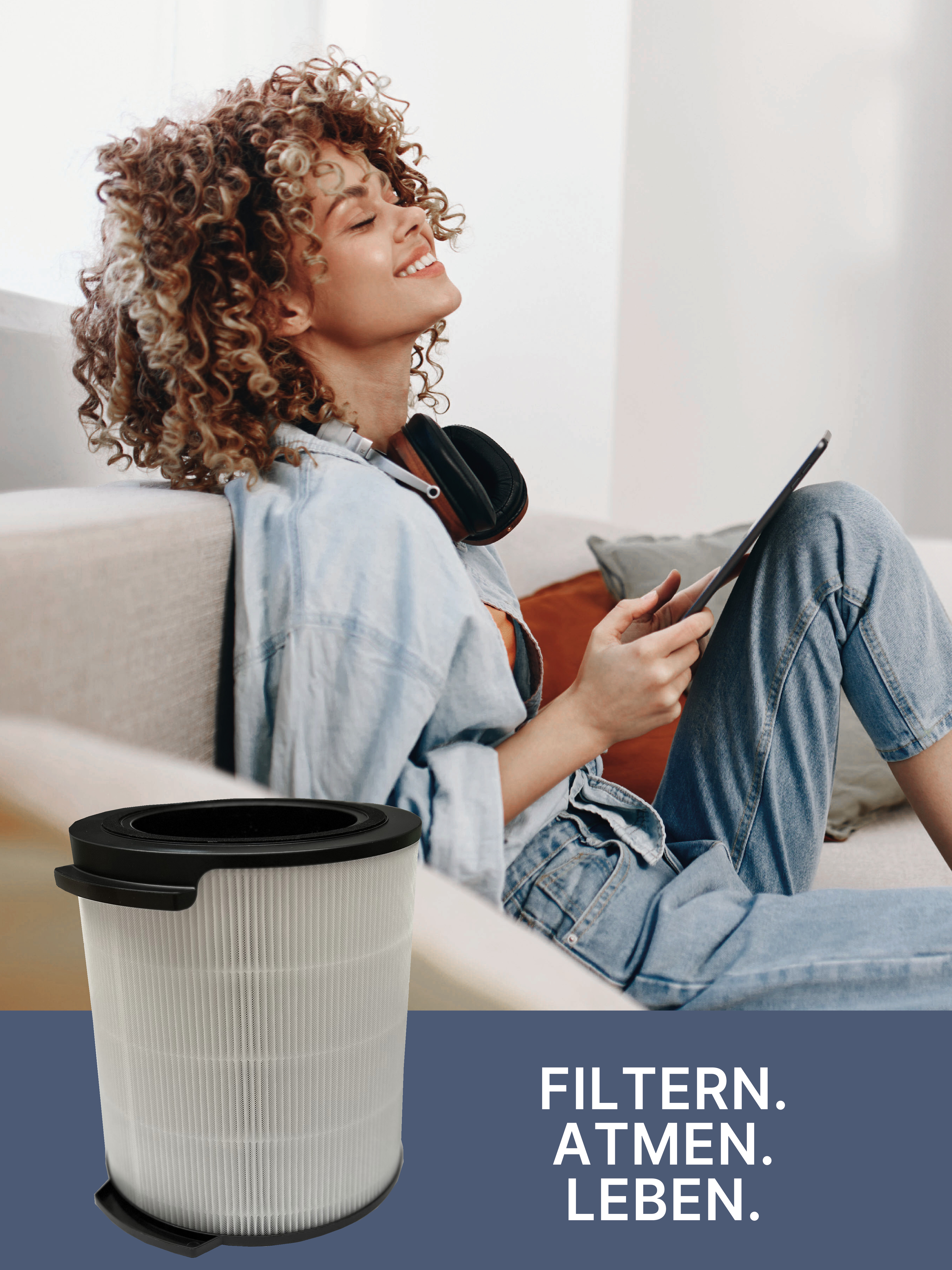 Eine Frau lächelt auf einem Sofa und hält ein Tablet. Ein Filter ist im Vordergrund. Text: Filtern, Atmen, Leben.