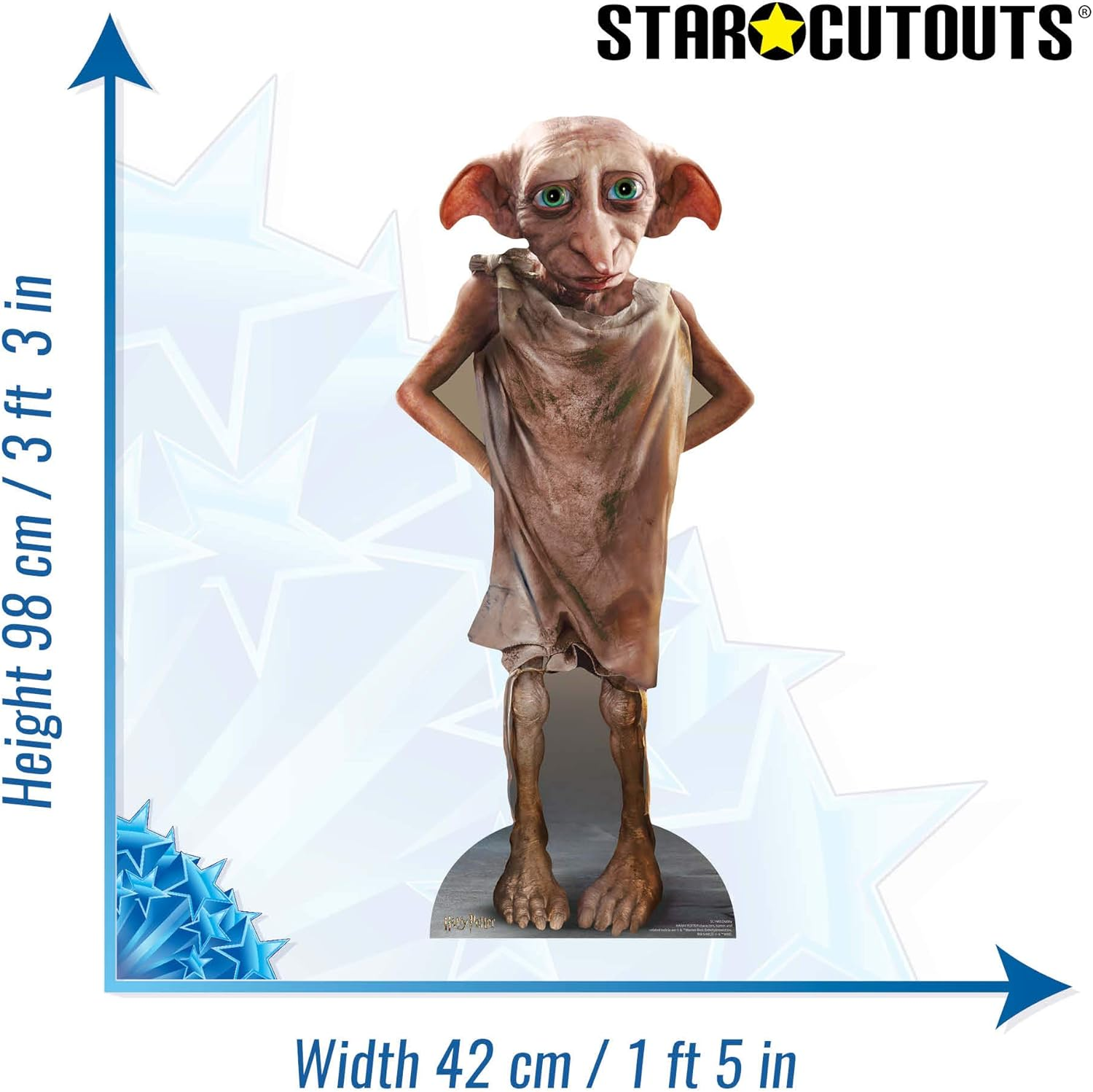 Ein lebensgroßer Pappaufsteller von Dobby, einem Hauselfen aus Harry Potter, steht auf einem Sockel. Er hat große Augen und Ohren und trägt ein zerrissenes Tuch.