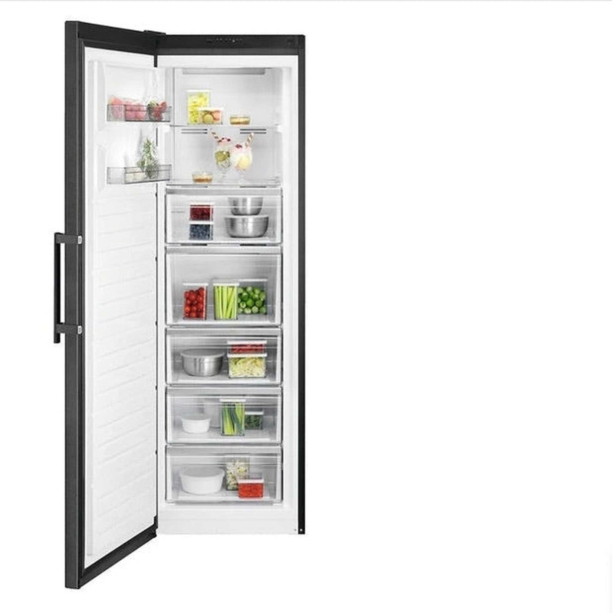 Een koelkast met open deur, toont planken met voedselcontainers. De koelkast is zwart, de achtergrond wit.